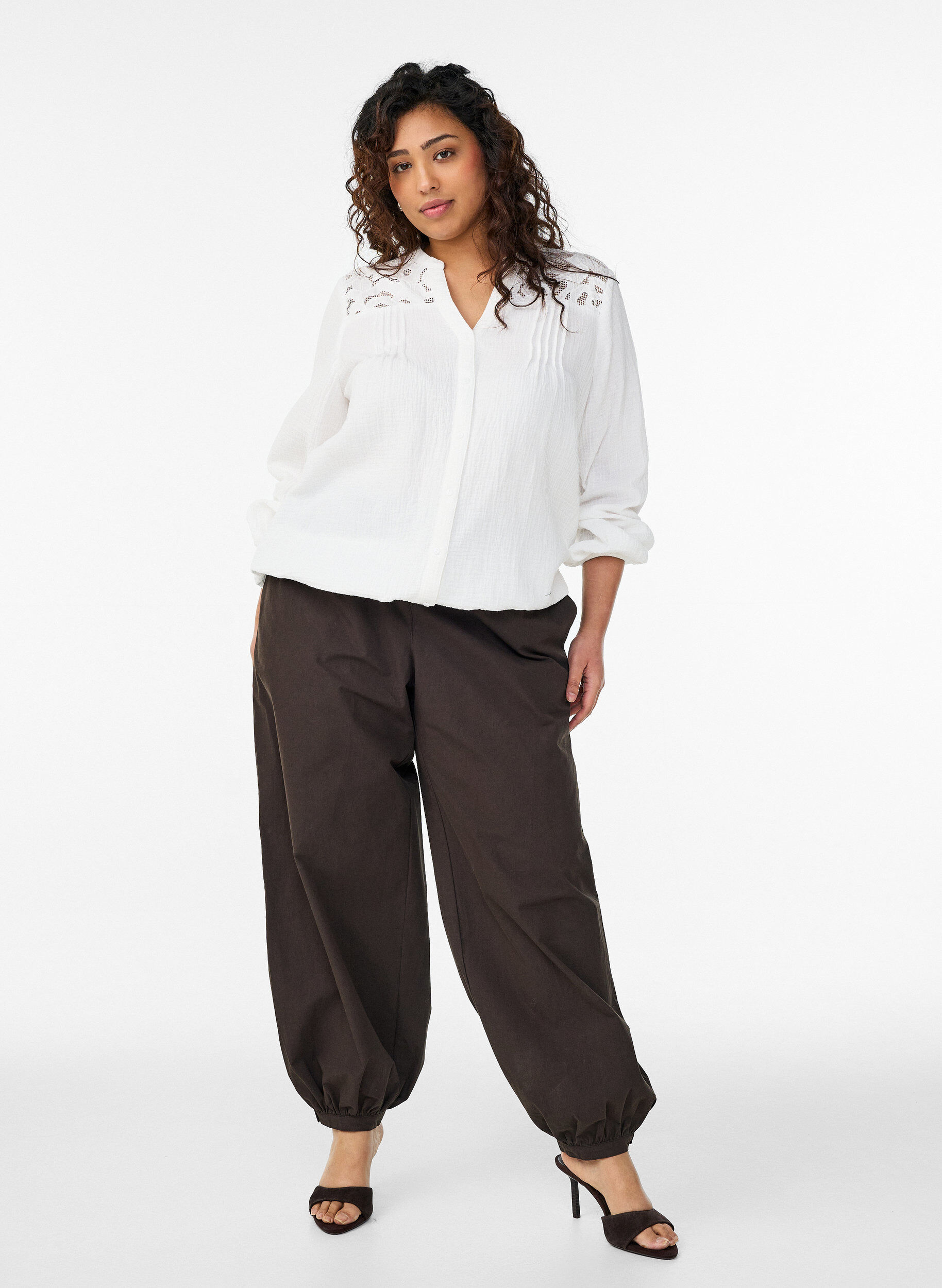 ZizziBlouse en mousseline de coton avec d&eacute;tails brod&eacute;s, Blanc, Model image number 1