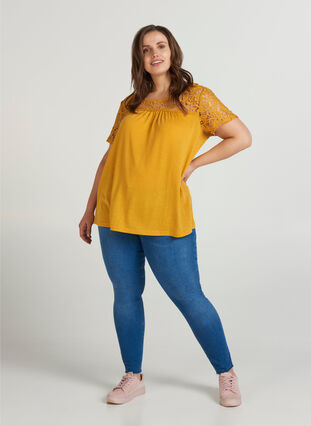 T-shirt avec dentelle, Mineral Yellow, Model image number 2