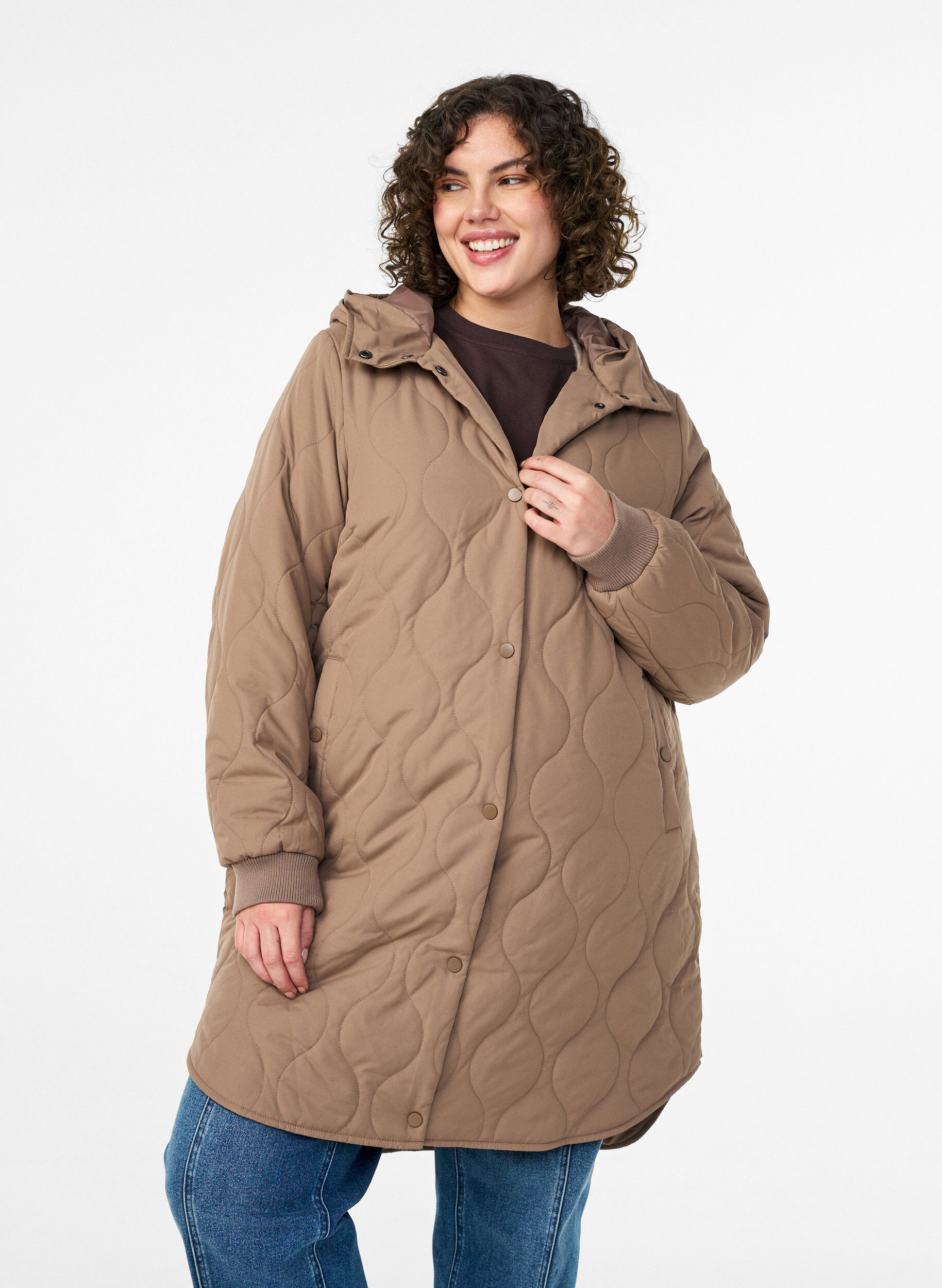 Veste matelass&eacute;e mi-longue avec capuche, Marron, Model