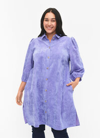 Robe en velours côtelé avec manches 3/4 et boutons., Lavender Violet, Model