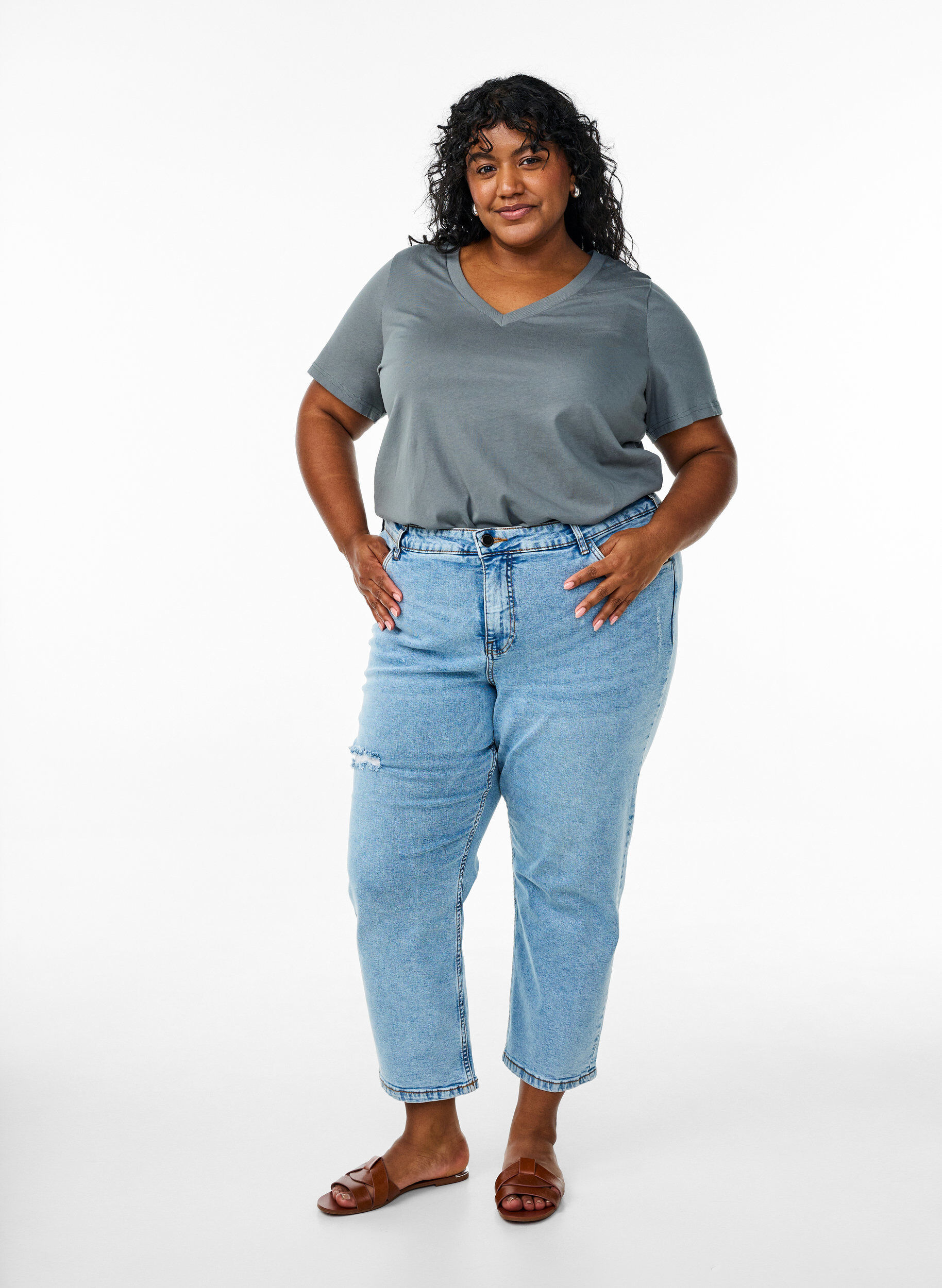 Zizzi T-shirt en coton simple avec encolure en V, Vert fonc&eacute;, Model image number 1