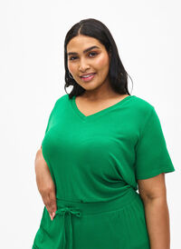 T-shirt en viscose côtelée avec col en V, Jolly Green, Model