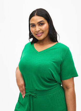 T-shirt en viscose côtelée avec col en V, Jolly Green, Model image number 0