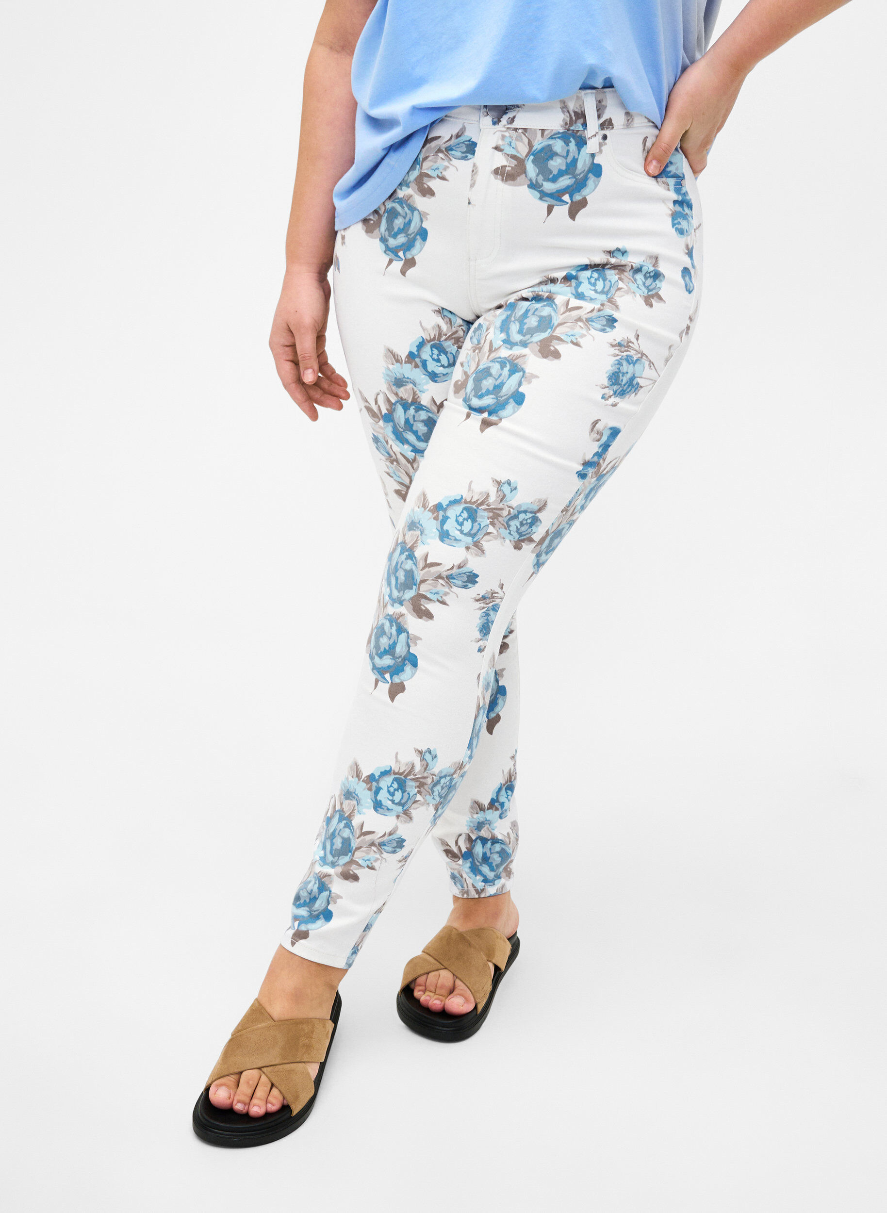 ZizziSuperslanke Amy jeans met bloemenprint, Wit, Model image number 2