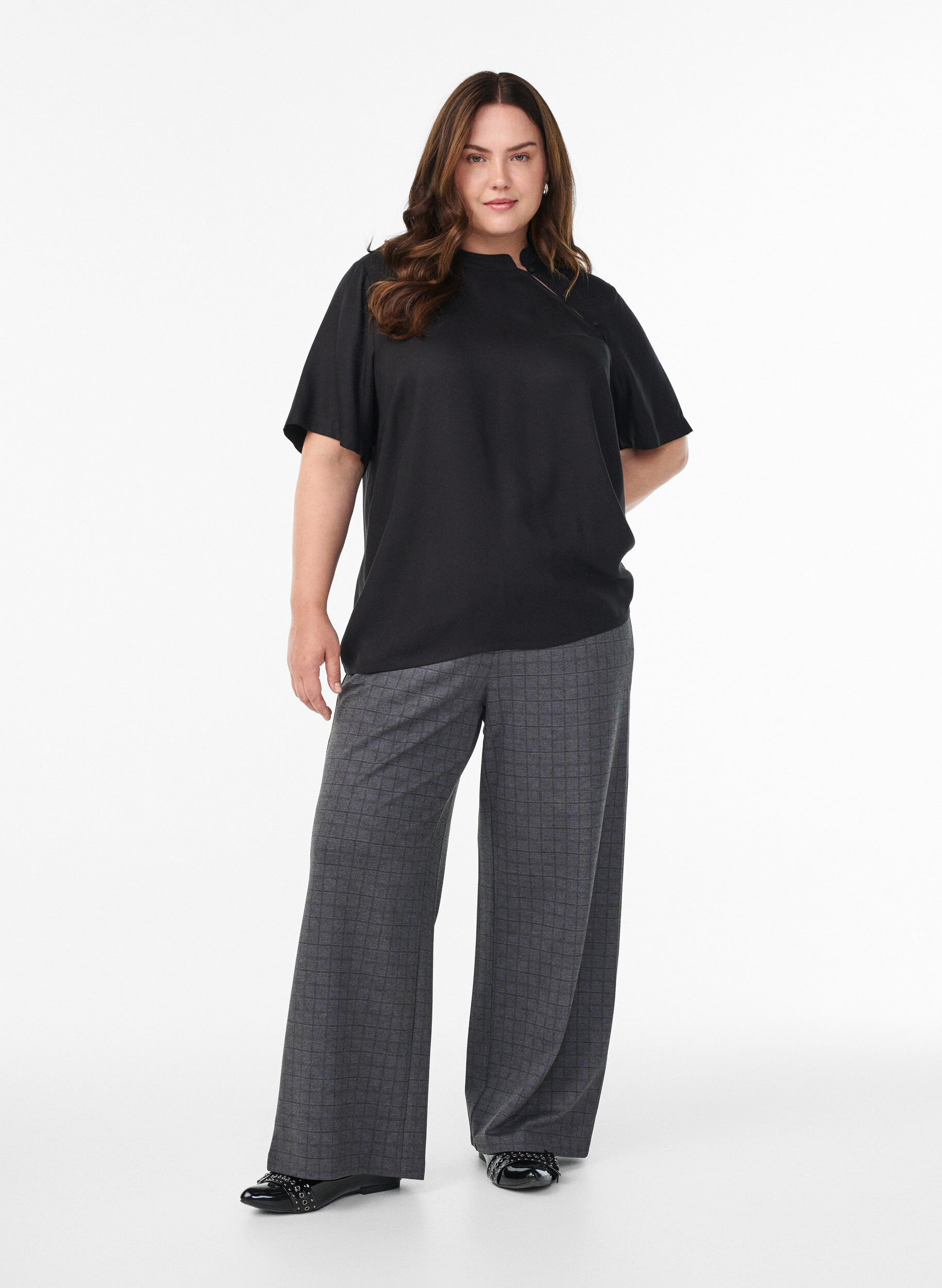 ZizziBlouse met korte mouwen en diagonale knoopsluiting, Zwart, Model image number 1