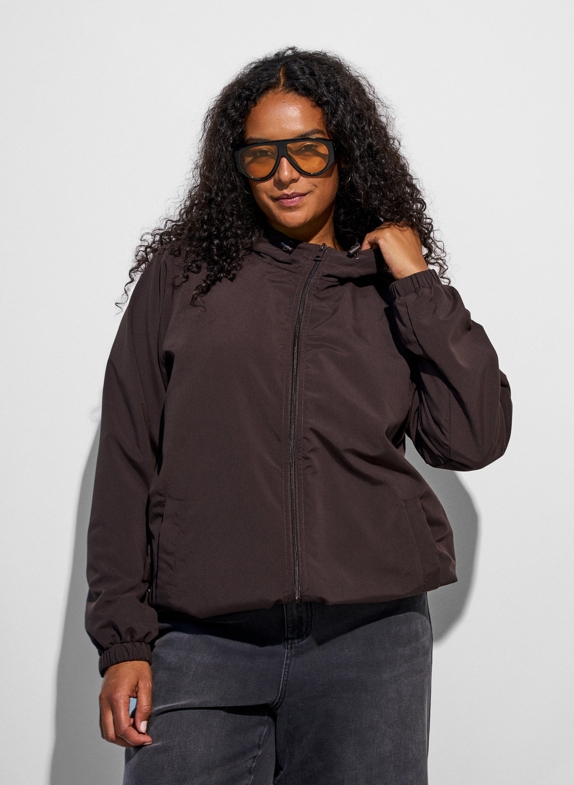 Veste l&eacute;g&egrave;re avec capuche et fermeture &eacute;clair, Marron, Model