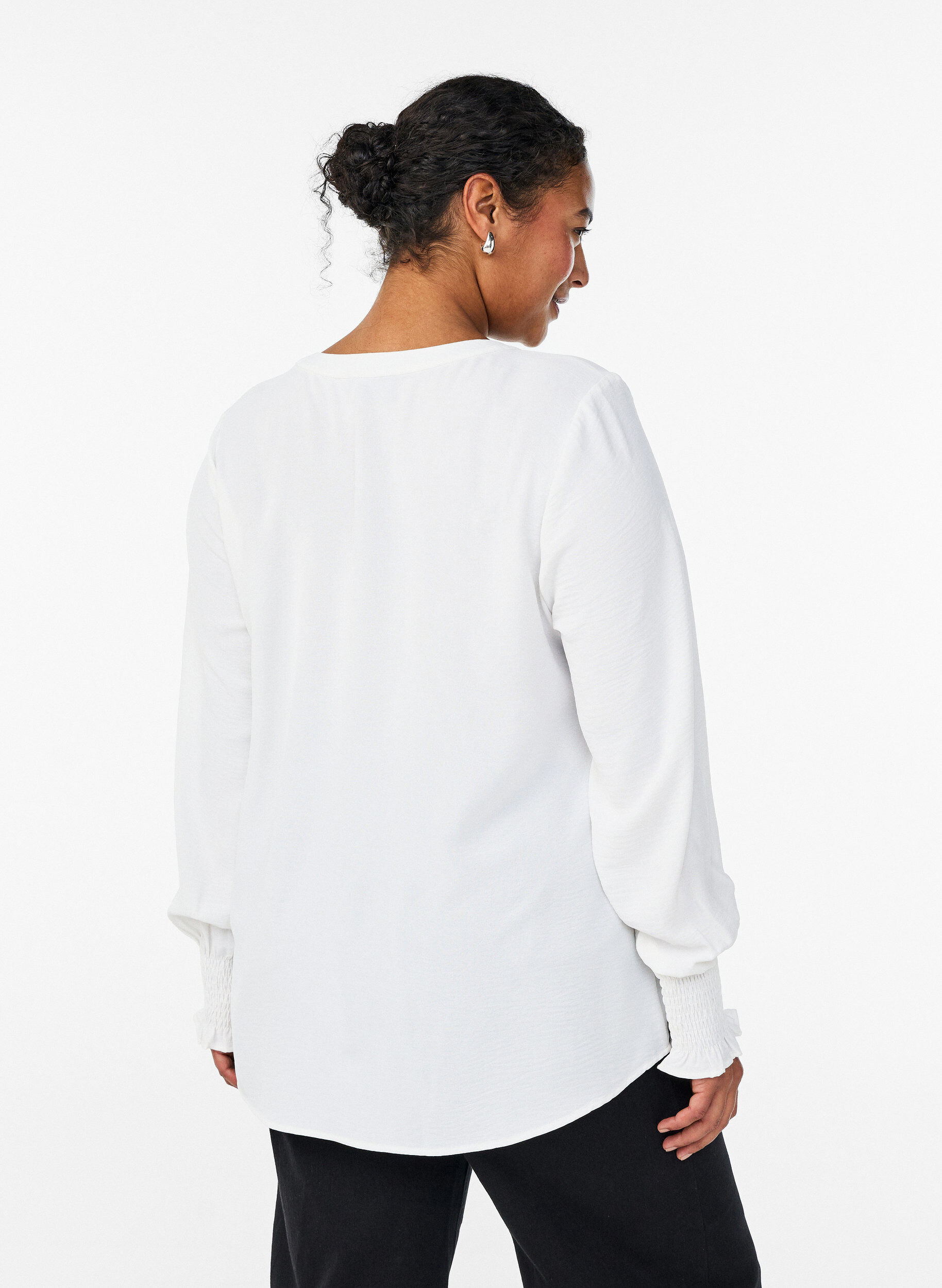 Zizzi Blouse avec poignets smock&eacute;s et col en V, Vanille, Model image number 2