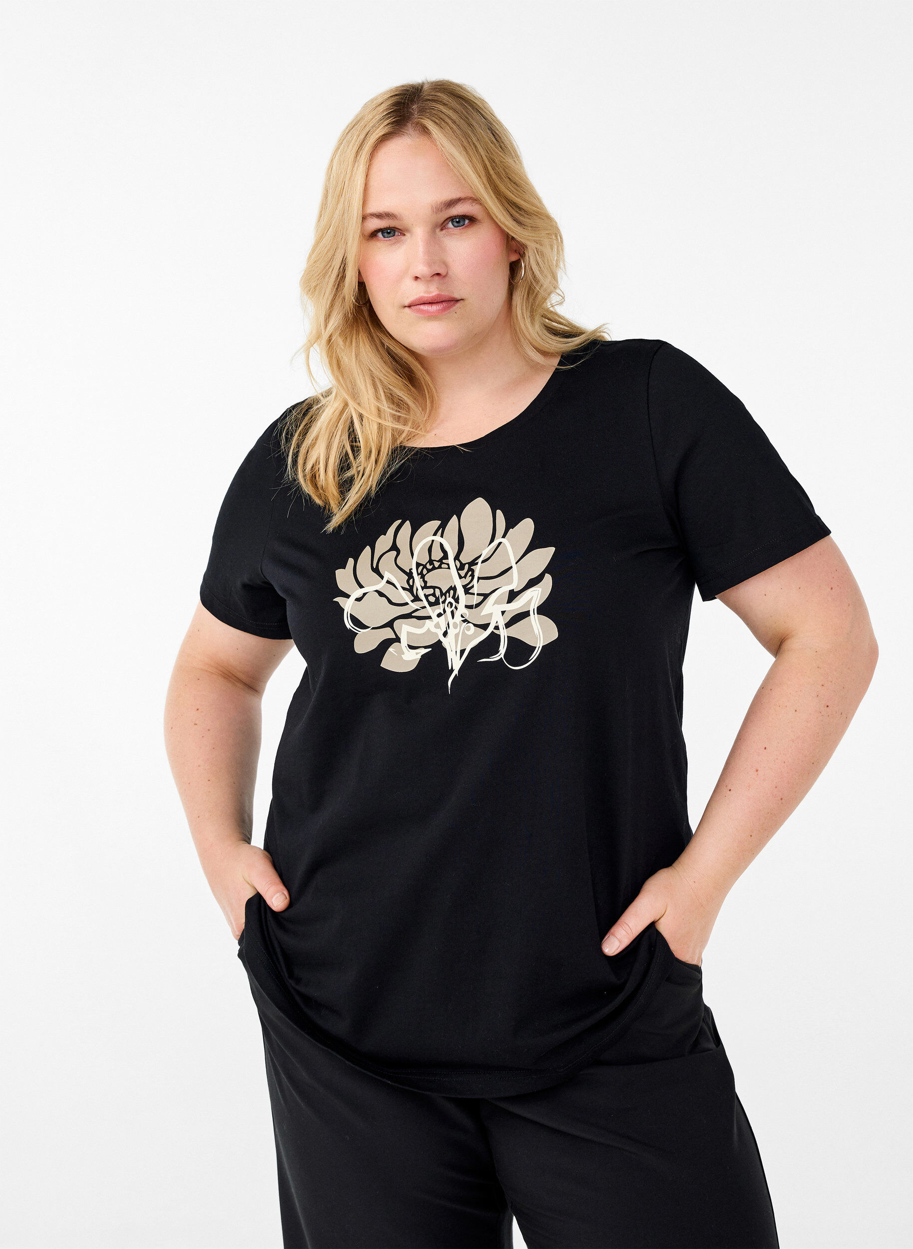 Zizzi T-shirt &agrave; motif, Black w. Flower, Model image number 0