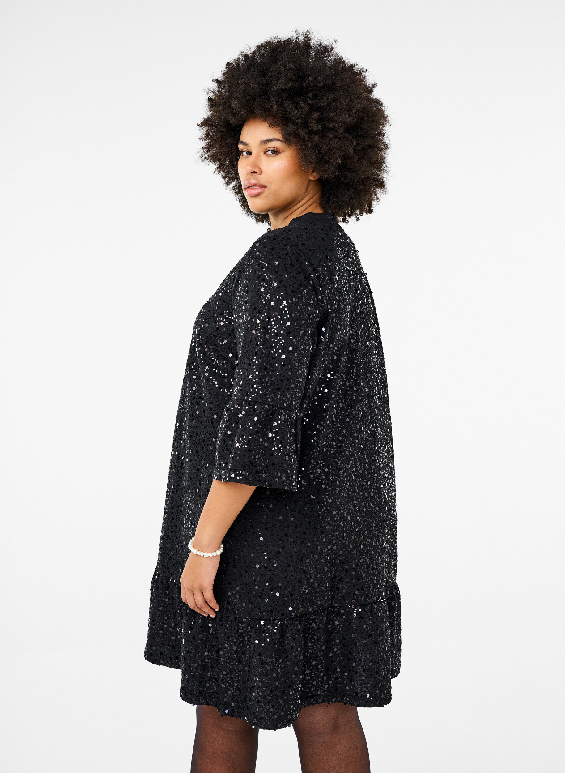 Zizzi Robe &agrave; paillettes avec col en V et manches 3/4, Black w. Bl. Sequins, Model image number 1