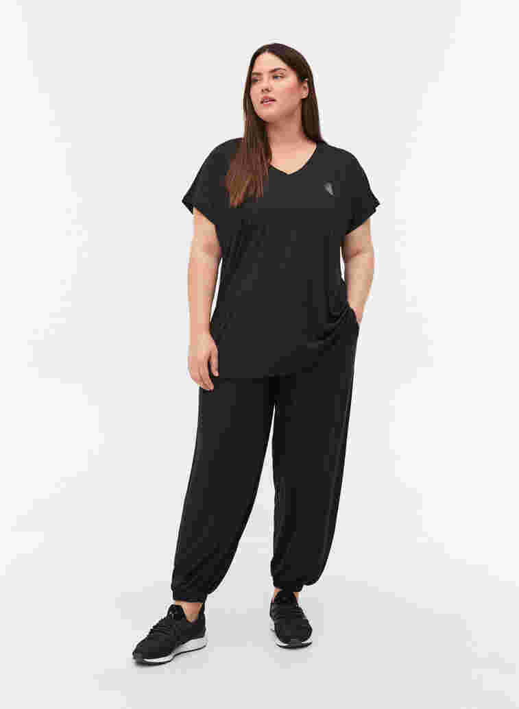T-shirt d'entraînement à manches courtes avec col en V, Black, Model image number 2