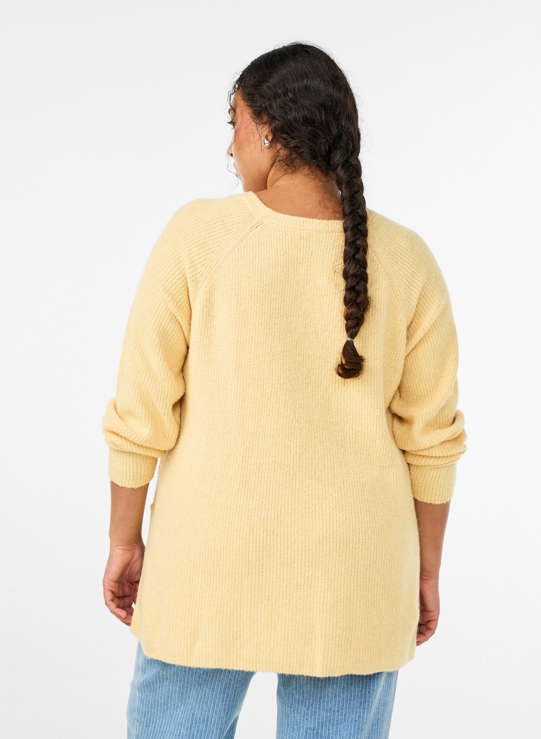 Zizzi Pull en maille &agrave; motif diagonal et manches raglan, Jaune clair, Model image number 2