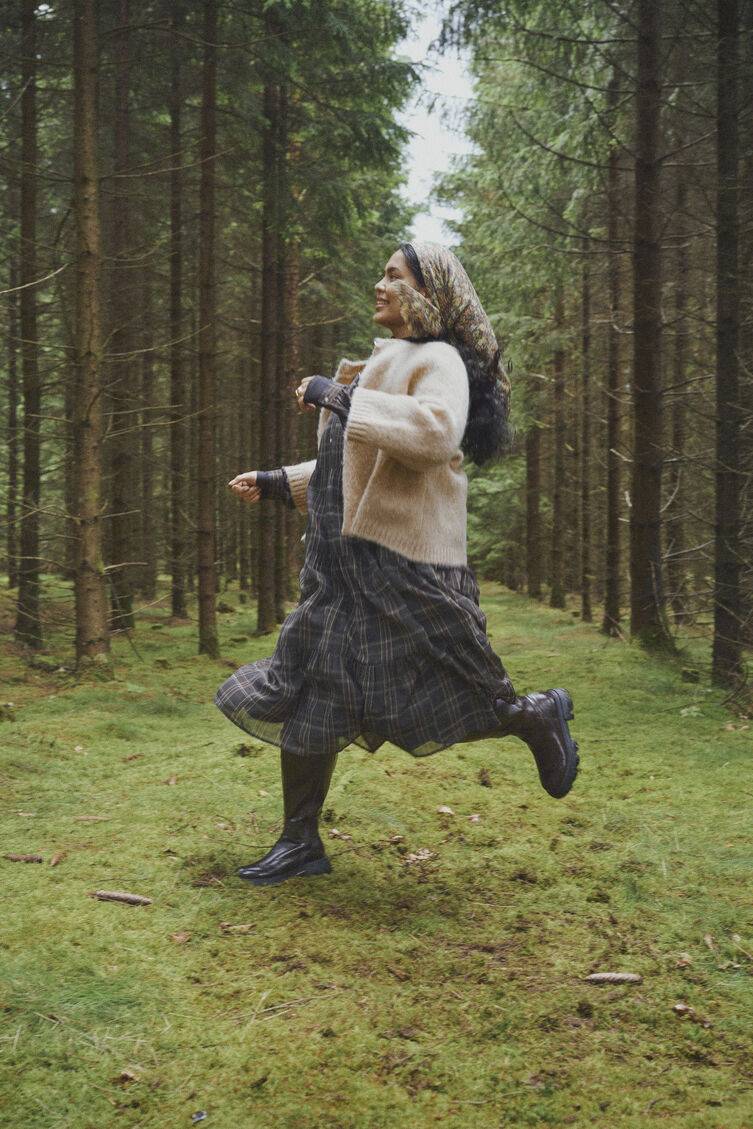 Natuurlijke bohemienstijl in aardetinten, , Model