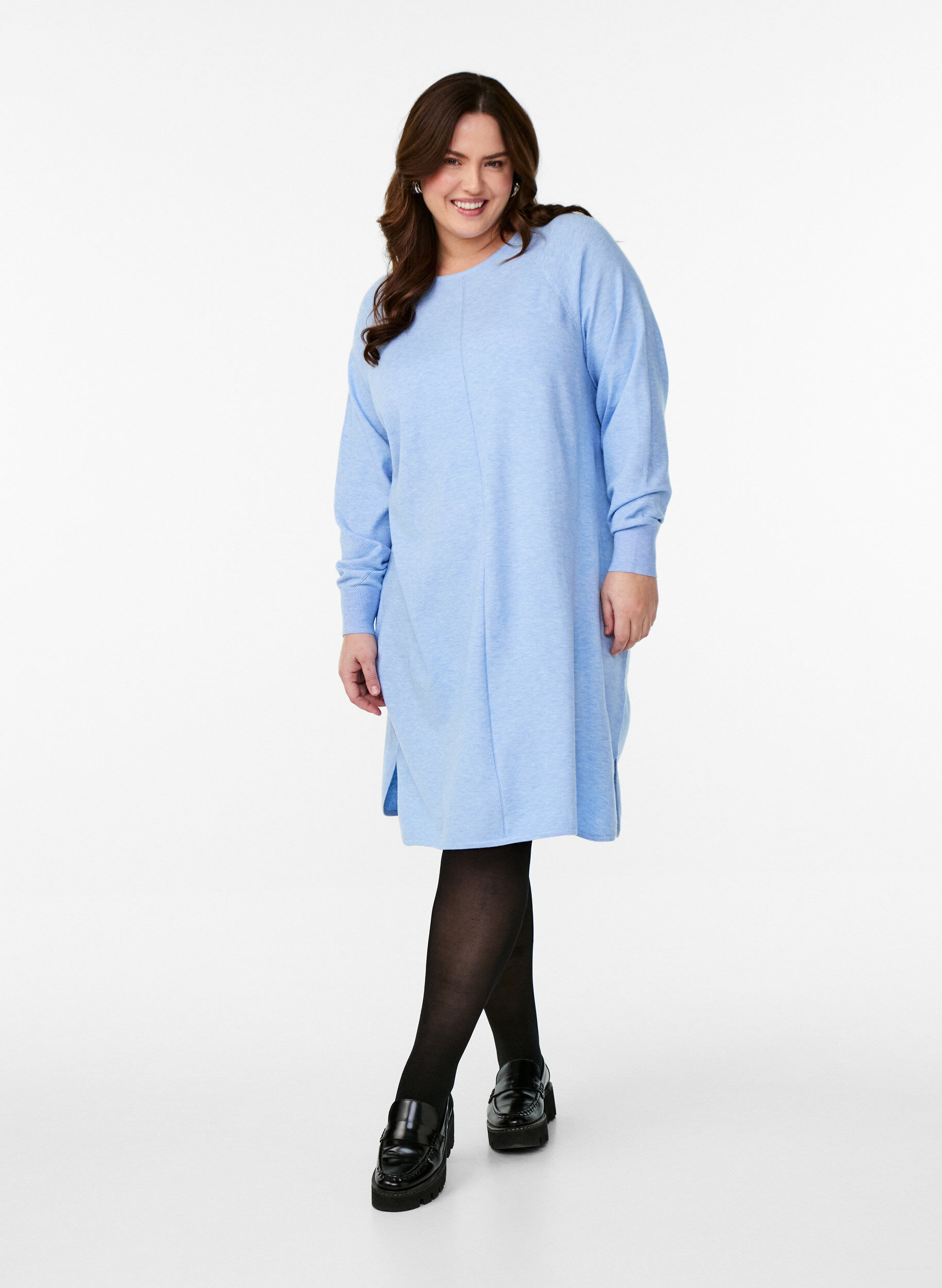 Zizzi Robe en maille avec un col rond et un motif tricot&eacute;, Della R. Blue Mel., Model image number 1