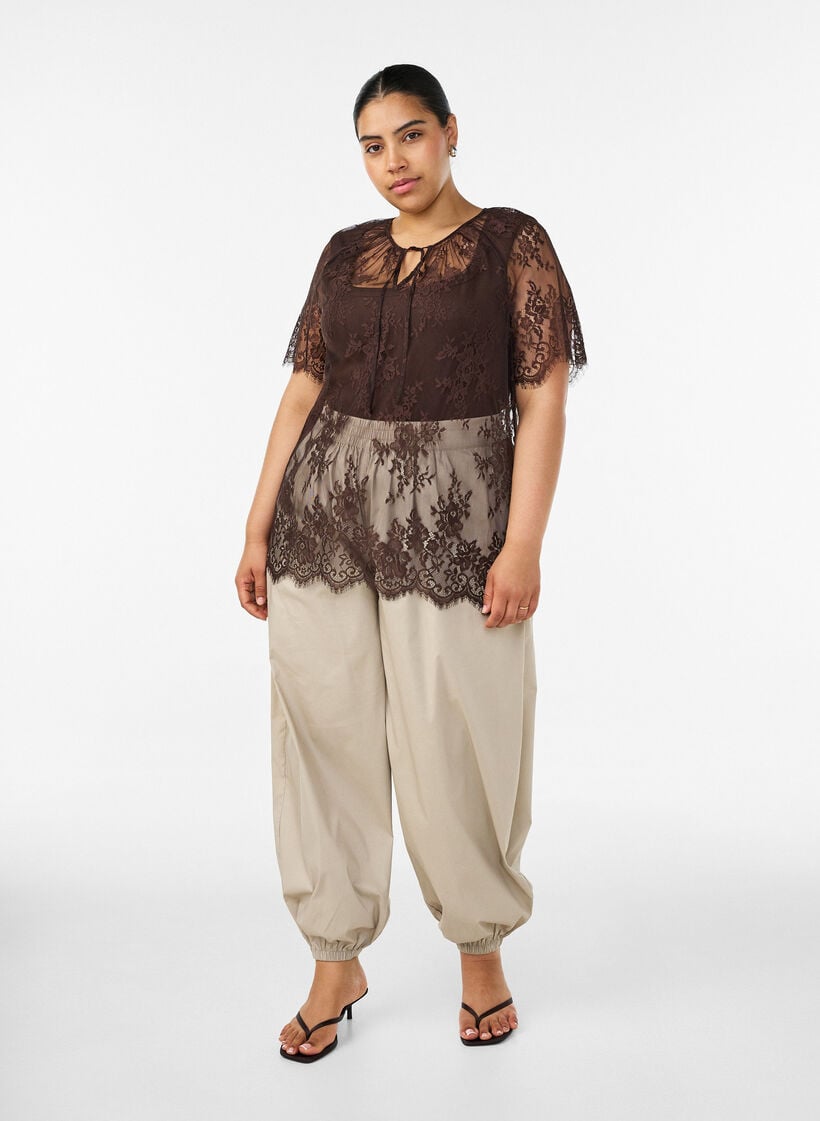 Korte mouwen kanten blouse met striksluiting, Bruin, Model image number 1