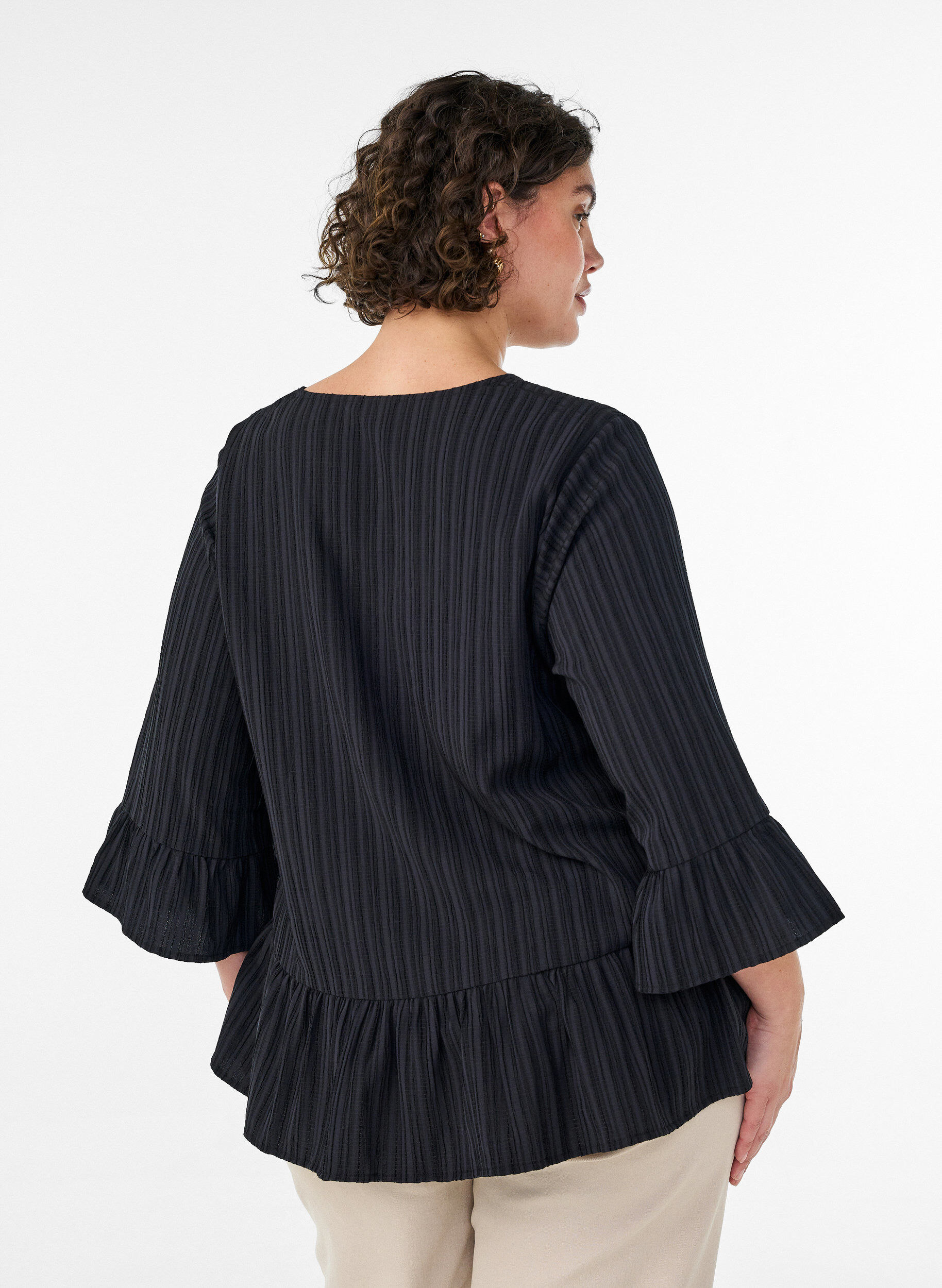ZizziBlouse textur&eacute;e avec col V et volants, Noir, Model image number 2