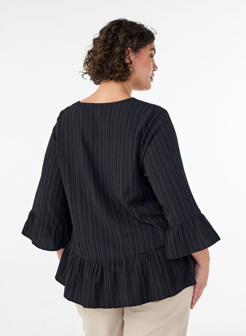 Blouse textur&eacute;e avec col V et volants, Noir, Model image number 2