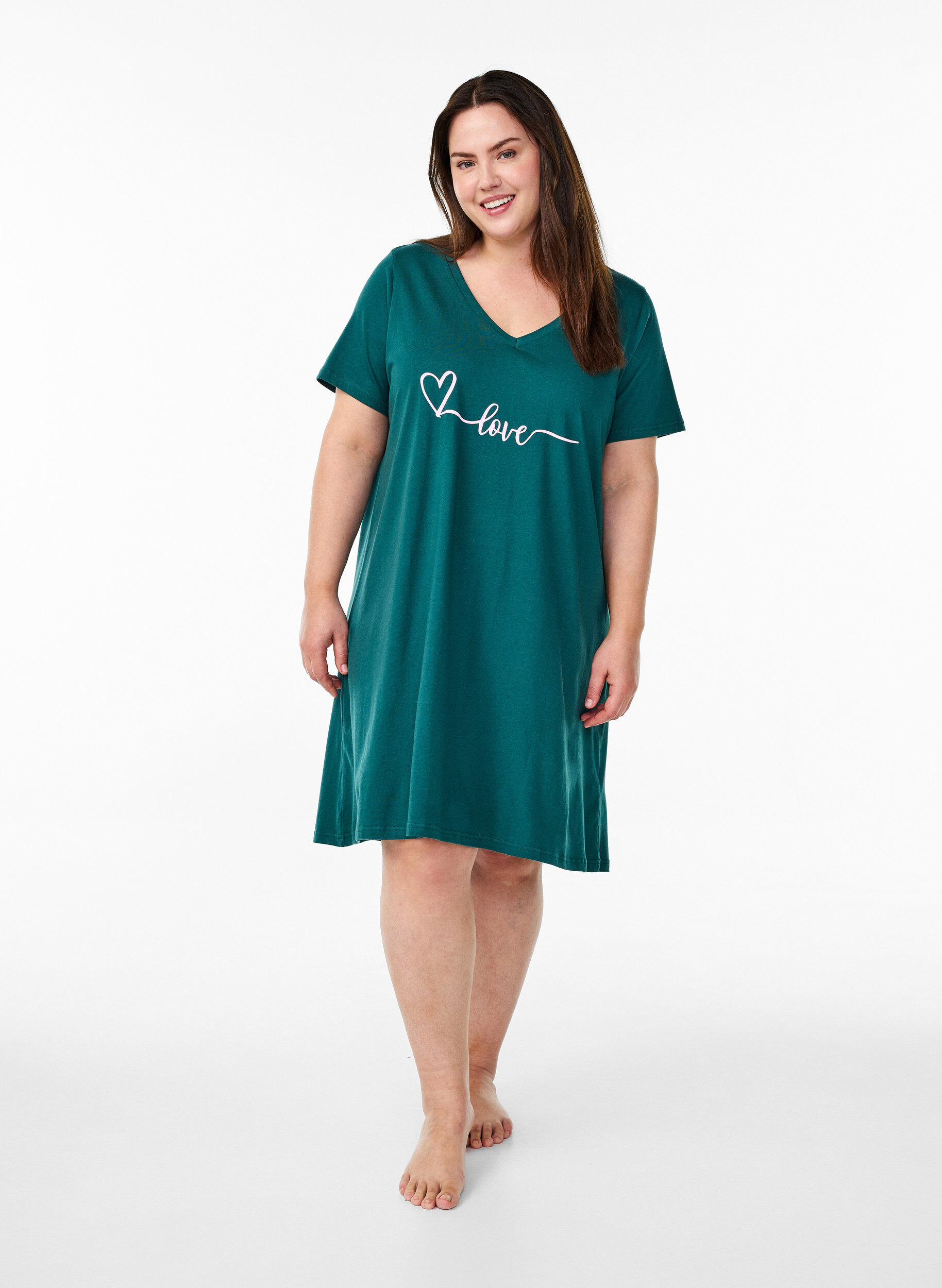 Zizzi Chemise de nuit en coton biologique et &agrave; col en V, Vert fonc&eacute;, Model image number 1