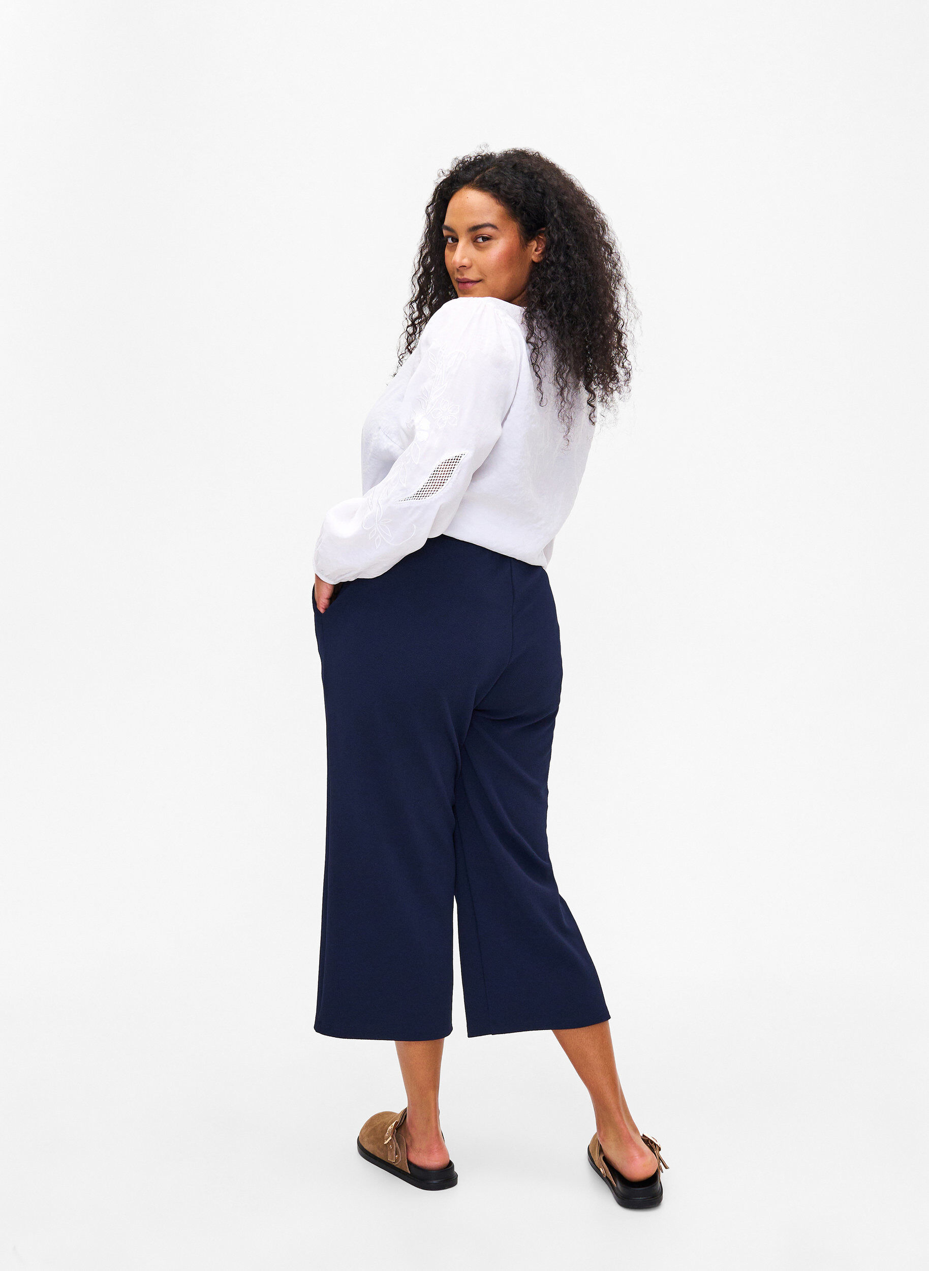 Zizzi Pantalon ample en longueur 7/8, Bleu, Model image number 1