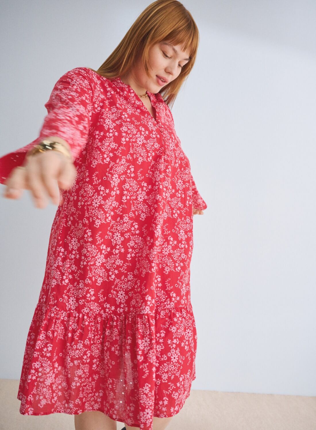 ZizziJurk in rood met bloemen, , Model