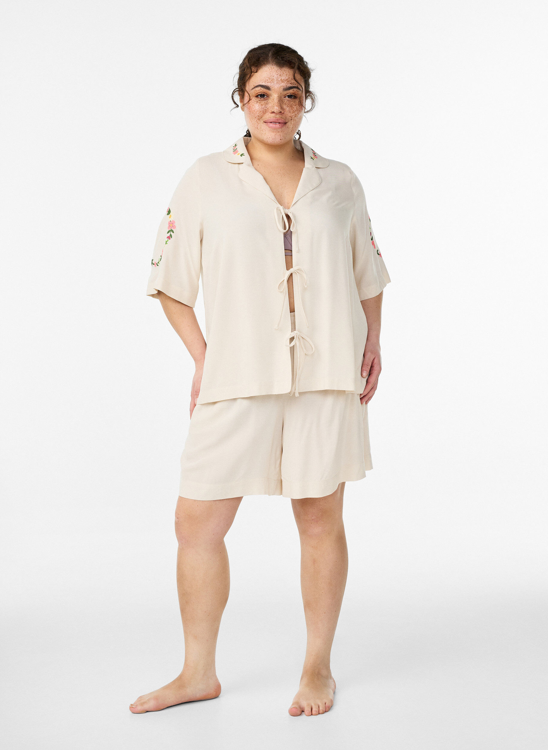 Zizzi Haut de pyjama en viscose avec lien &agrave; nouer et imprim&eacute; fleuri, Beige, Model image number 1