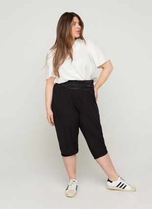 Pantalon 3/4 ample en viscose, Black, Model image number 0