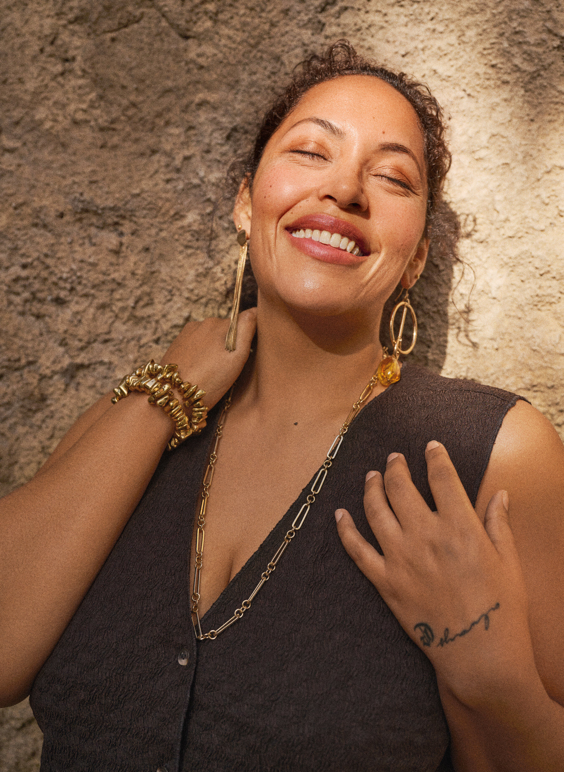 Zizzi Top sans manches &agrave; texture ondul&eacute;e et fermeture boutonn&eacute;e, Marron, Image image number 0