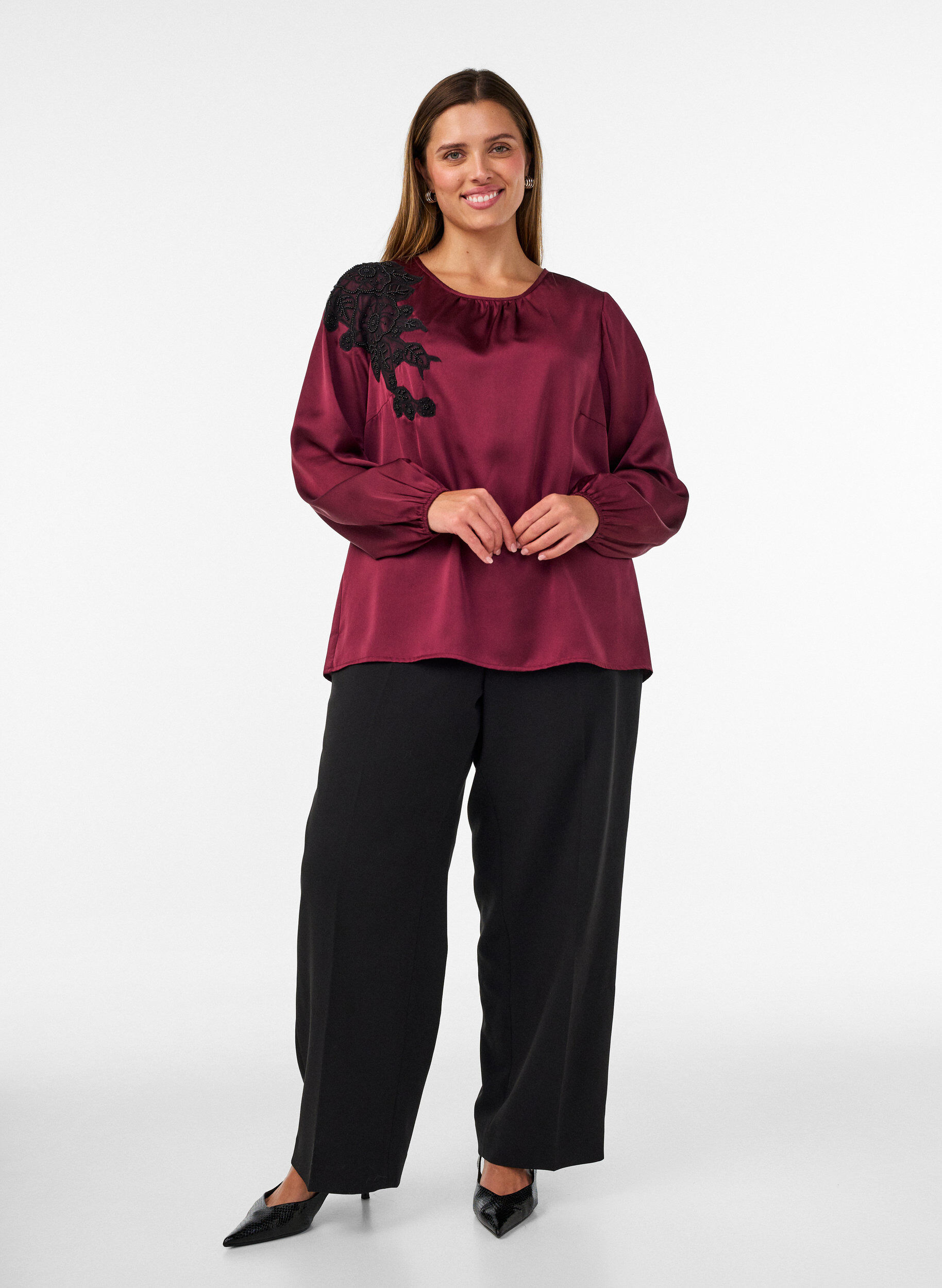 ZizziBlouse en satin avec appliqu&eacute; en dentelle et perles, Bordeaux, Model image number 1