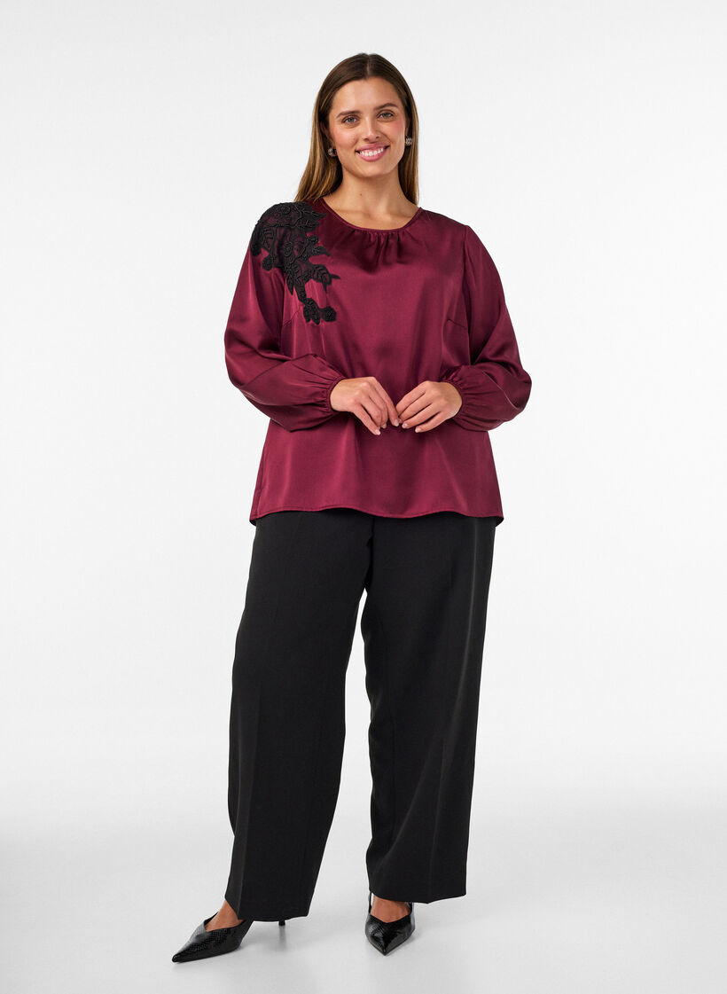 Blouse en satin avec appliqu&eacute; en dentelle et perles, Bordeaux, Model image number 1