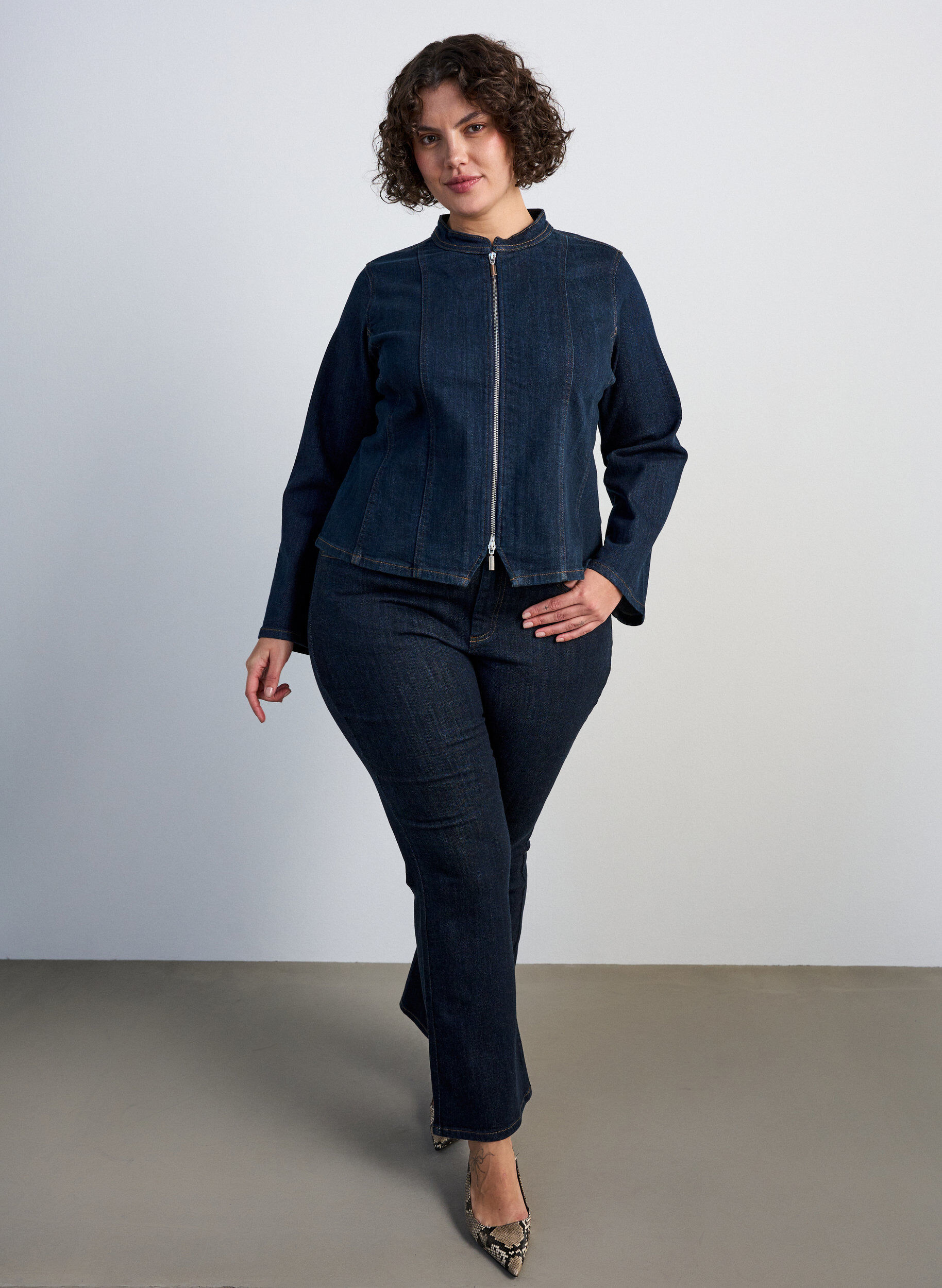 ZizziStrakzittend spijkerjack met ritssluiting, Blauw, Model image number 1