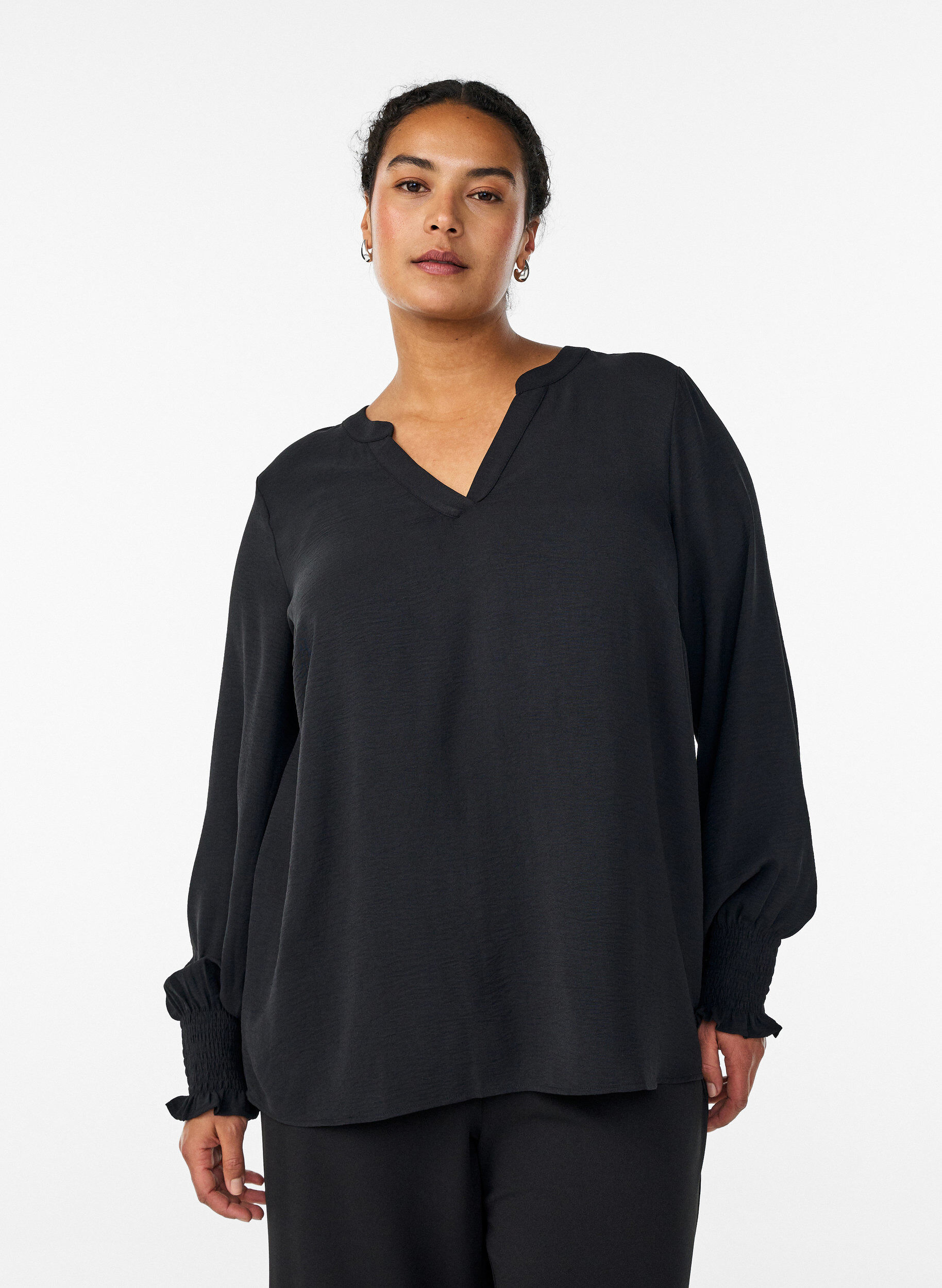 ZizziBlouse met smockmanchetten en V-hals, Zwart, Model image number 0