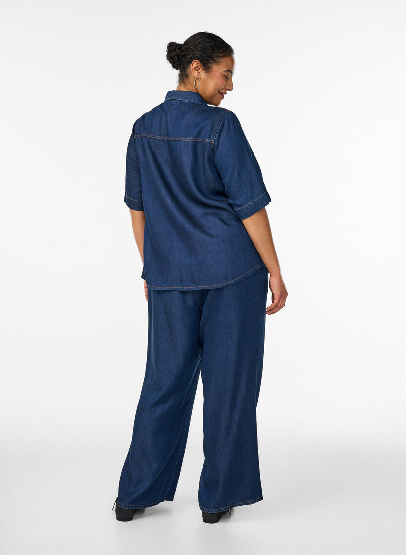 Pantalon large en lyocell aspect denim, Bleu, Model