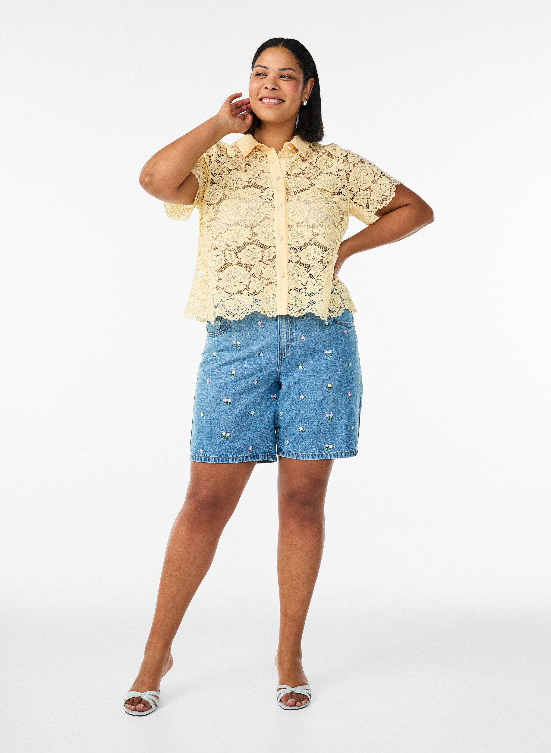 ZizziShort en jean avec fleurs brod&eacute;es, Bleu Clair, Model image number 1