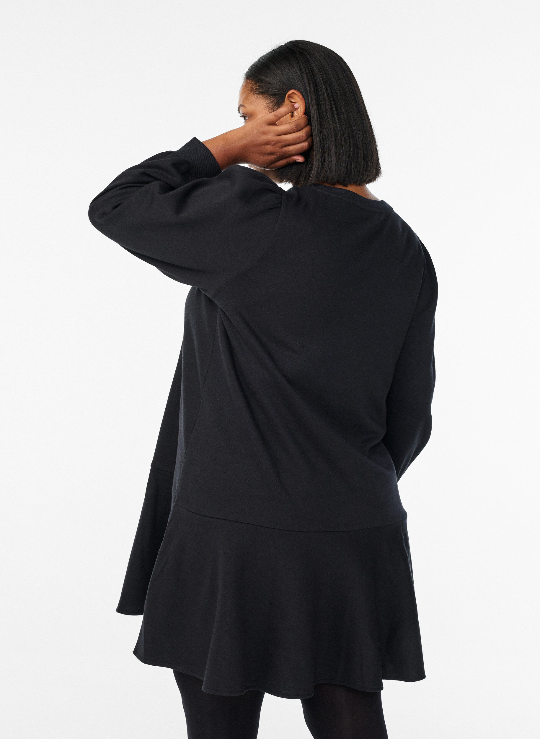 Zizzi Robe sweat courte avec volants, Noir, Model image number 2