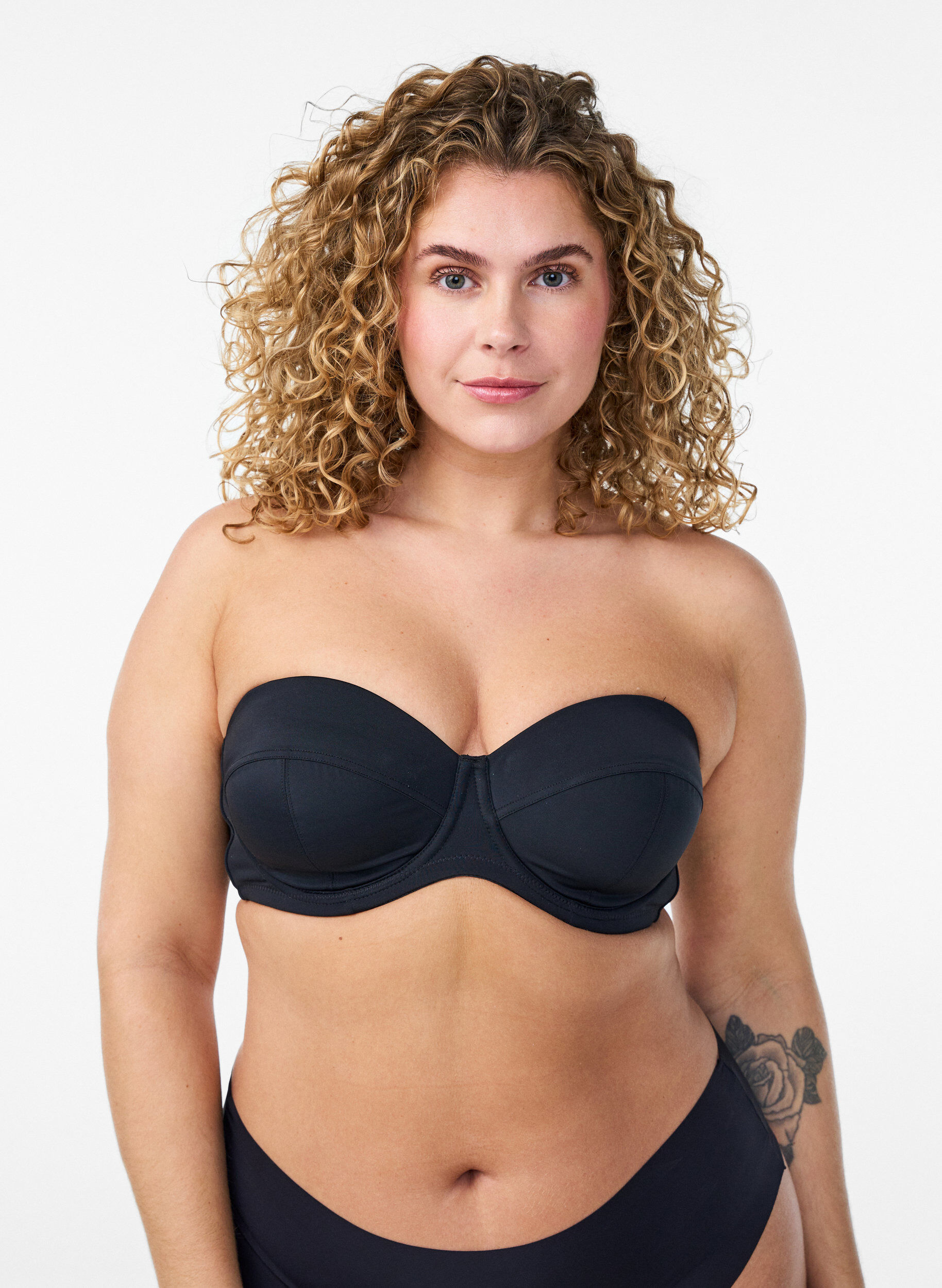 Soutien-gorge bandeau rembourr&eacute; avec bretelles amovibles, Noir, Model