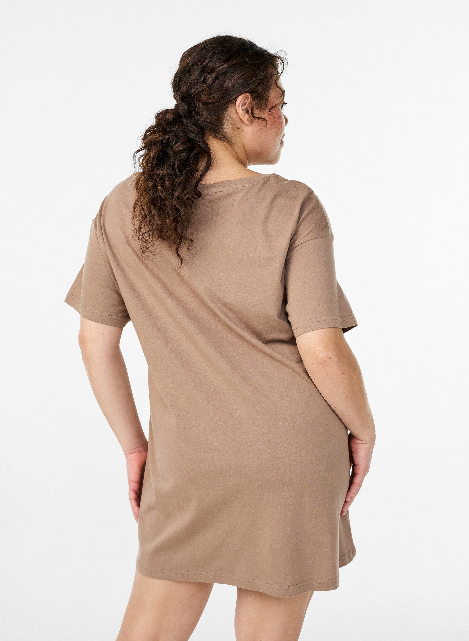 Zizzi T-shirt de nuit long en coton bio avec imprim&eacute;, Beige, Model image number 2