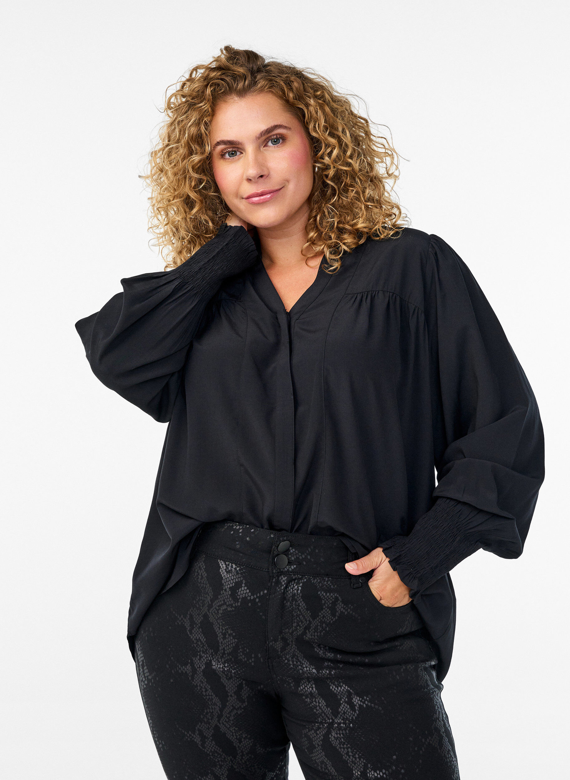 Blouse met ruches kraag en plooien, Zwart, Model