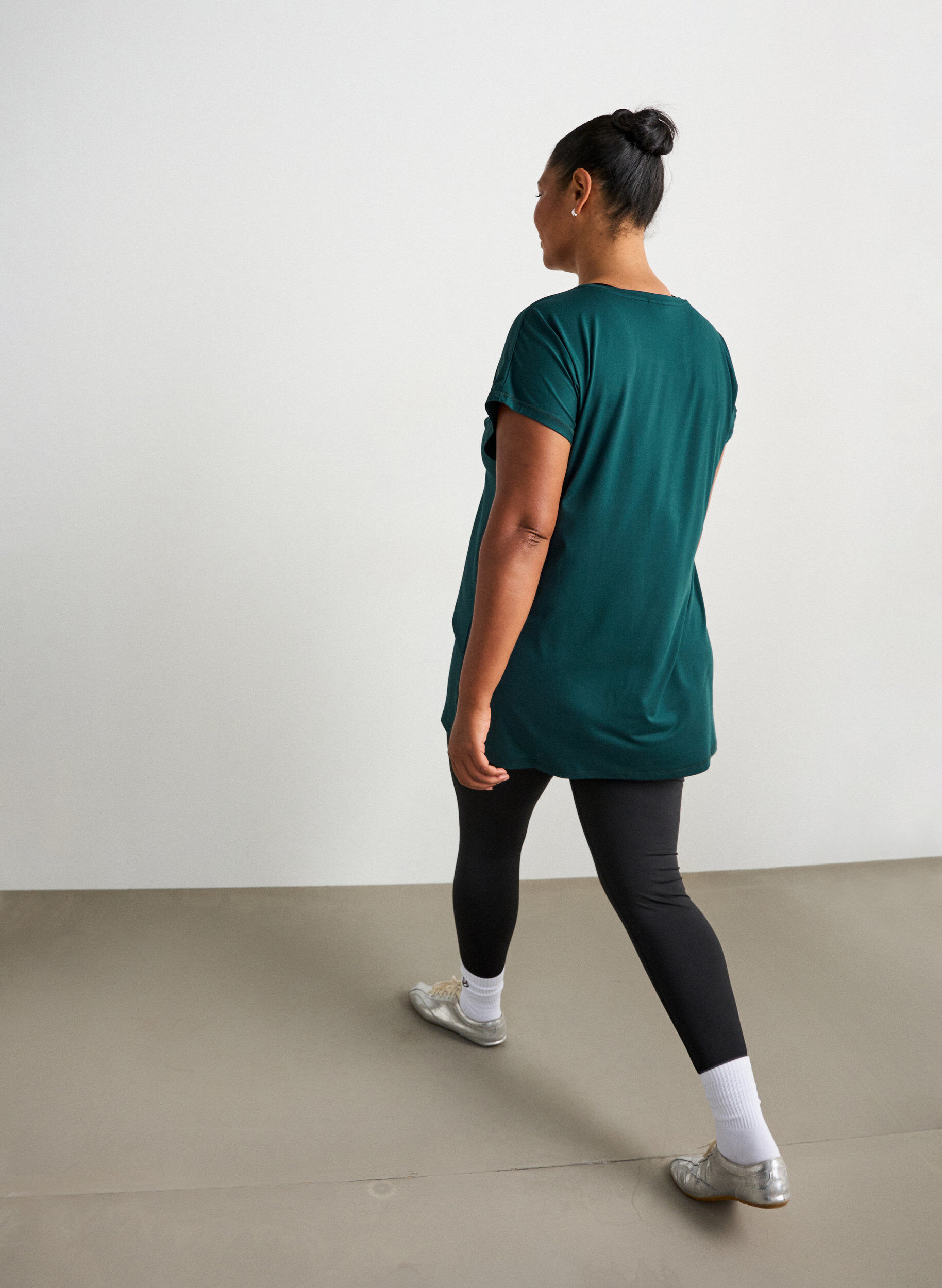 ZizziT-shirt d'entra&icirc;nement long, Vert fonc&eacute;, Model image number 2