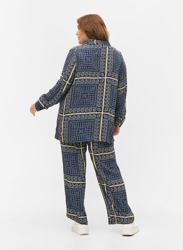 Pantalon ample en viscose imprimé, Blue Patch AOP, Model image number 1