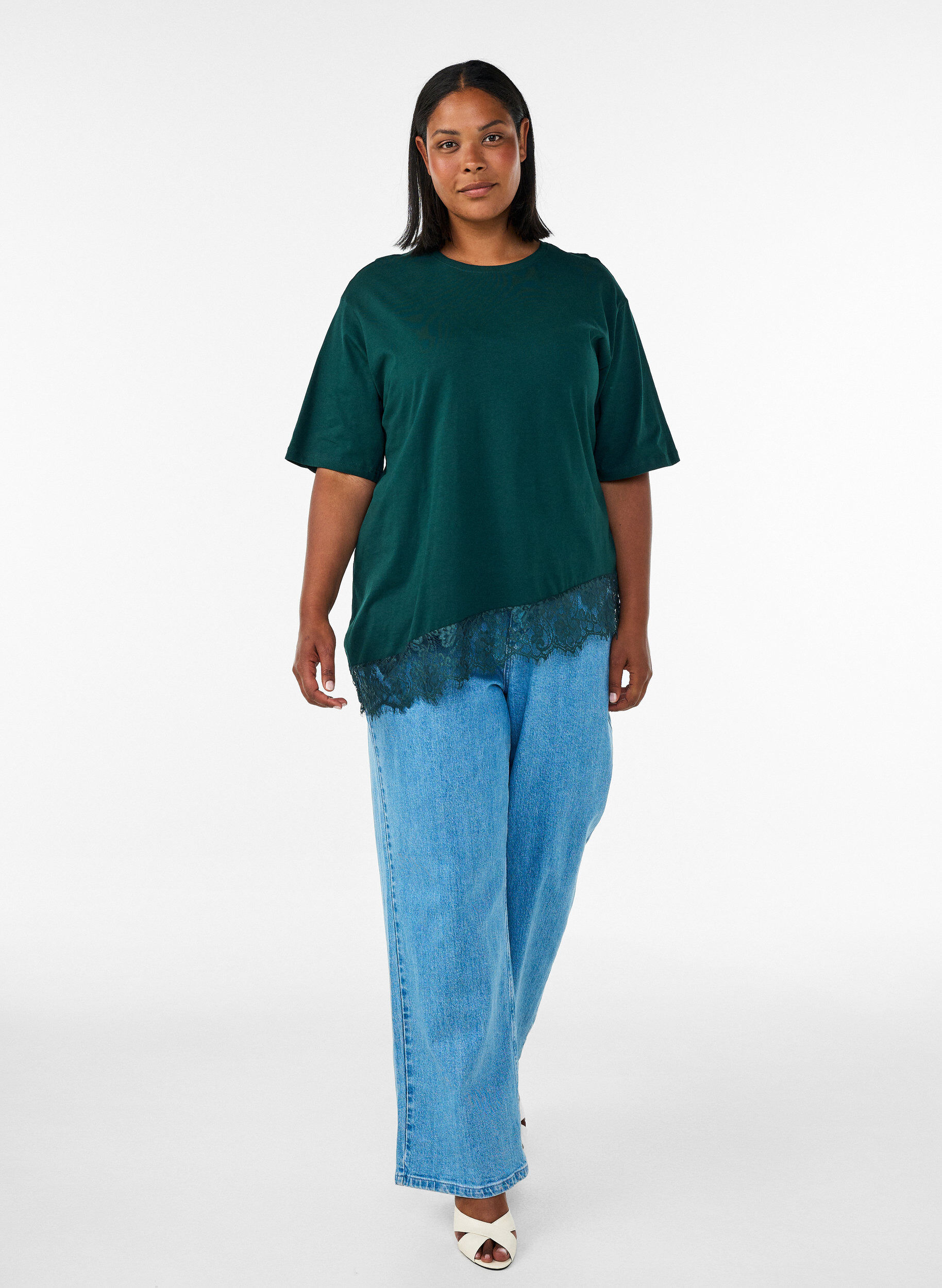 ZizziT-shirt avec ourlet asym&eacute;trique en dentelle, Vert fonc&eacute;, Model image number 1
