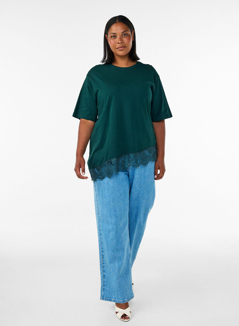 T-shirt avec ourlet asym&eacute;trique en dentelle, Vert fonc&eacute;, Model image number 1