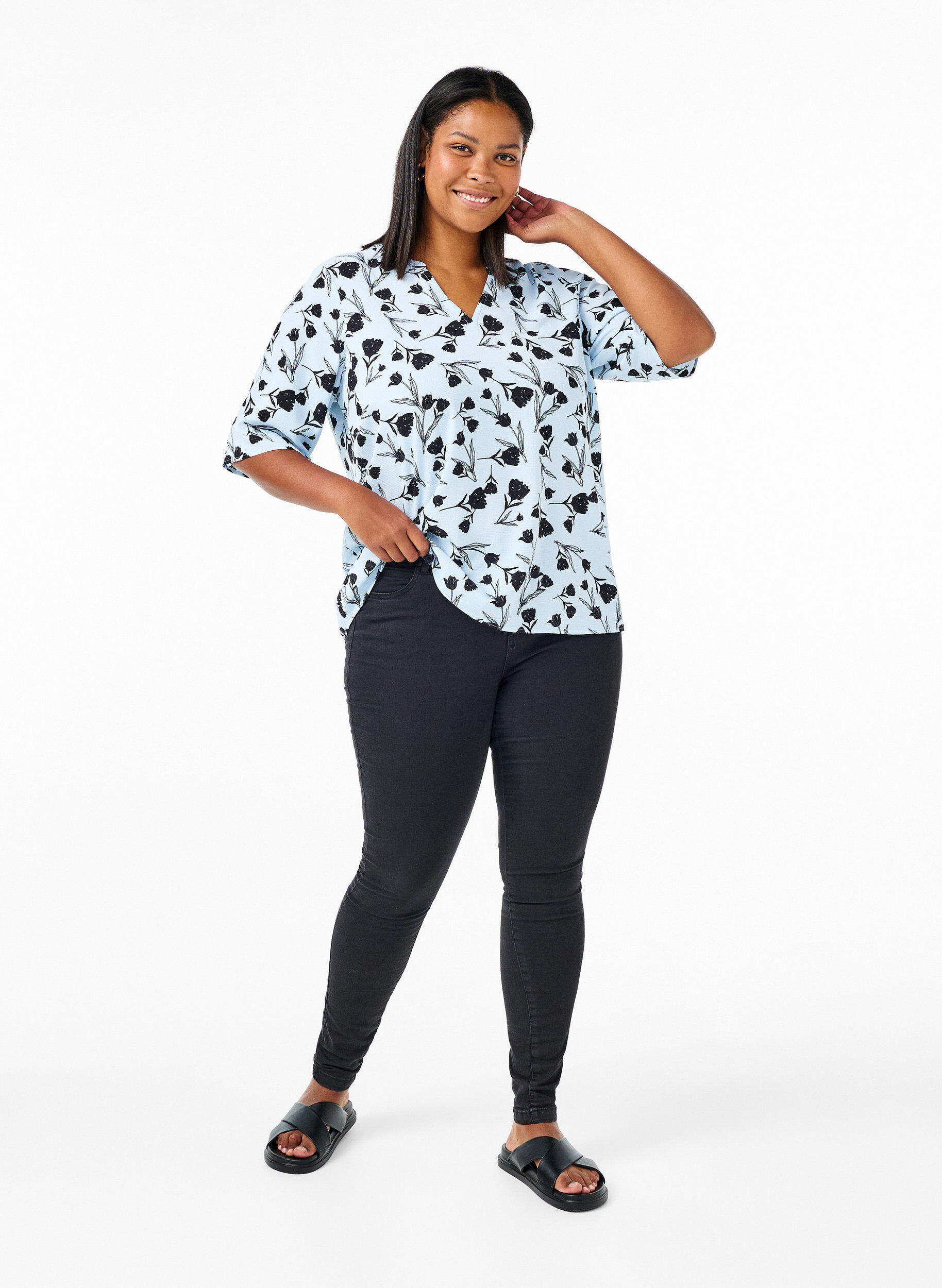 Zizzi Blouse met V-hals en bloemenprint, Cashmere Blue Flower, Model image number 2