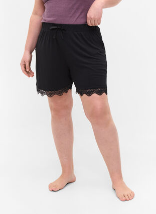 Short de pyjama en viscose avec détail en dentelle, Black, Model image number 1