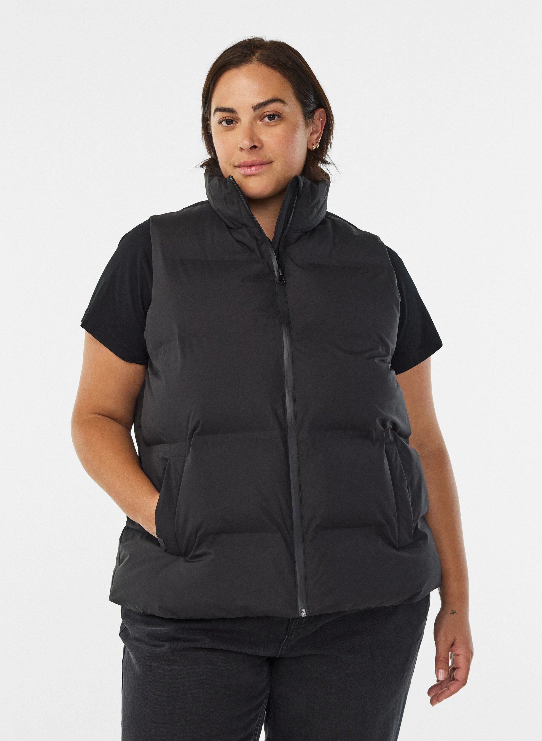 Korte puffer bodywarmer met hoge kraag, Zwart, Model
