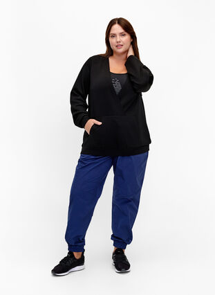 Sweatshirt avec col en V et poche, Black, Model image number 2