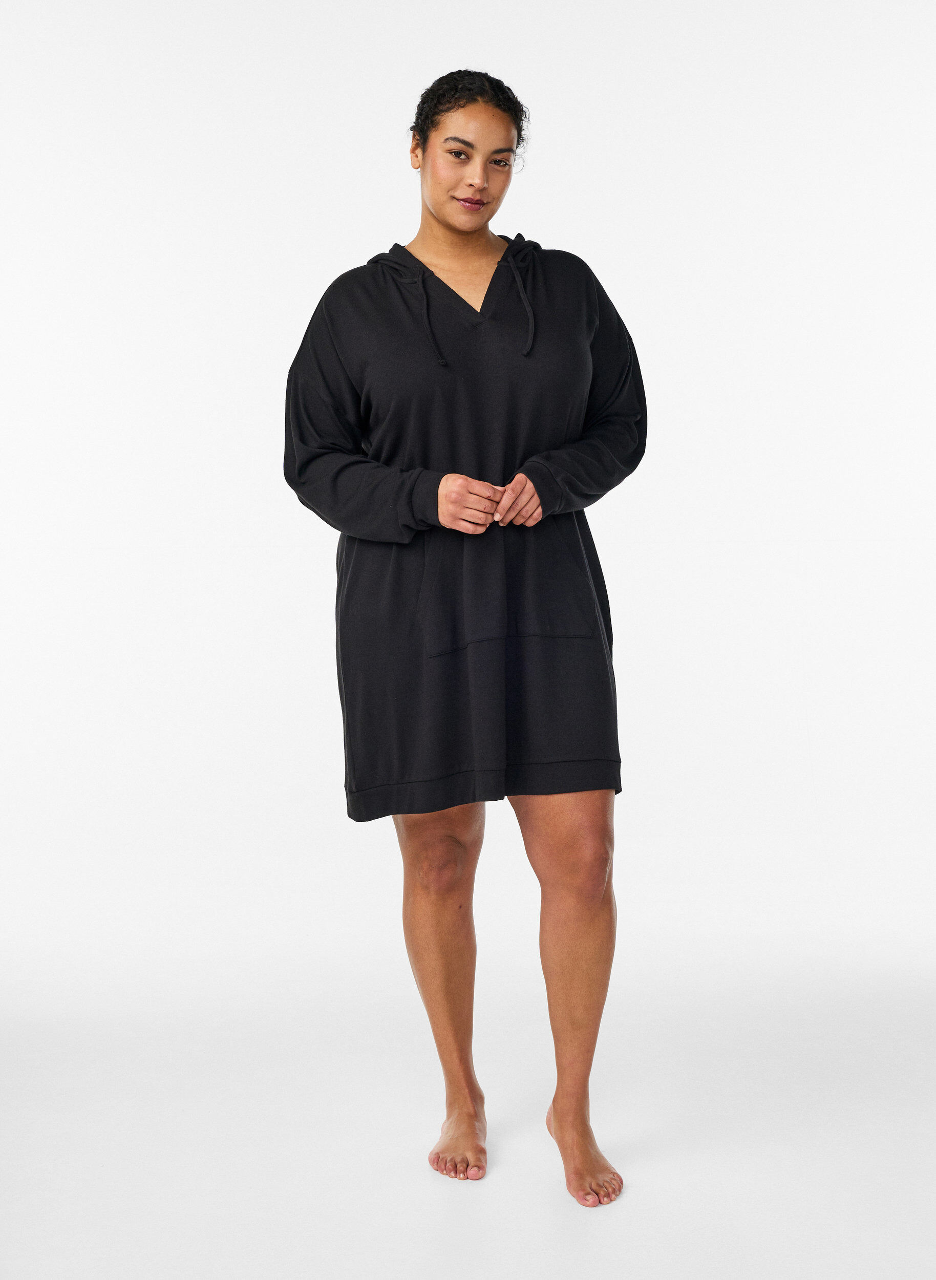 Zizzi Robe sweat &agrave; capuche courte avec poche kangourou, Noir, Model image number 1