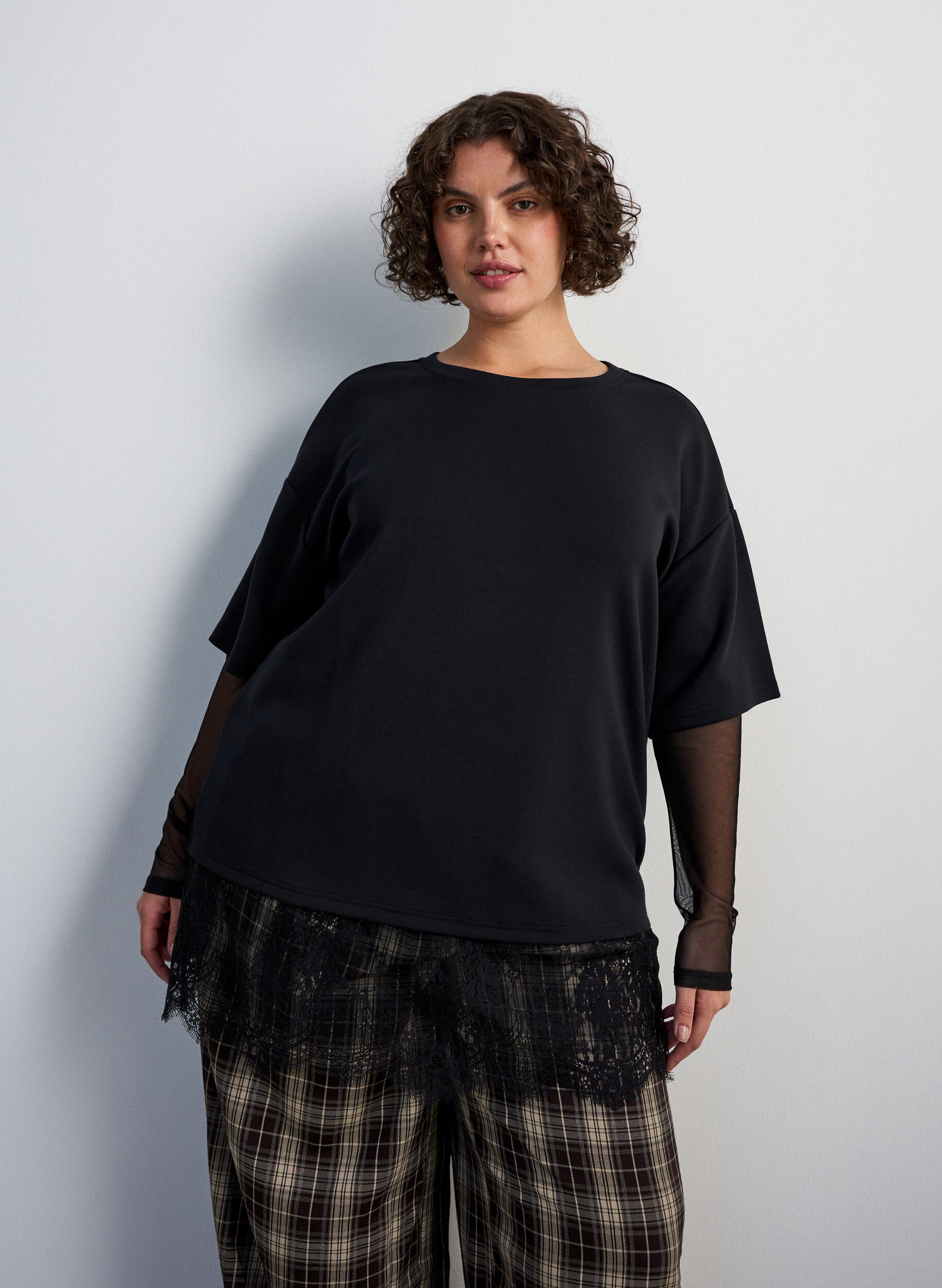 Blouse met mouwen van mesh en kanten bies, Zwart, Model