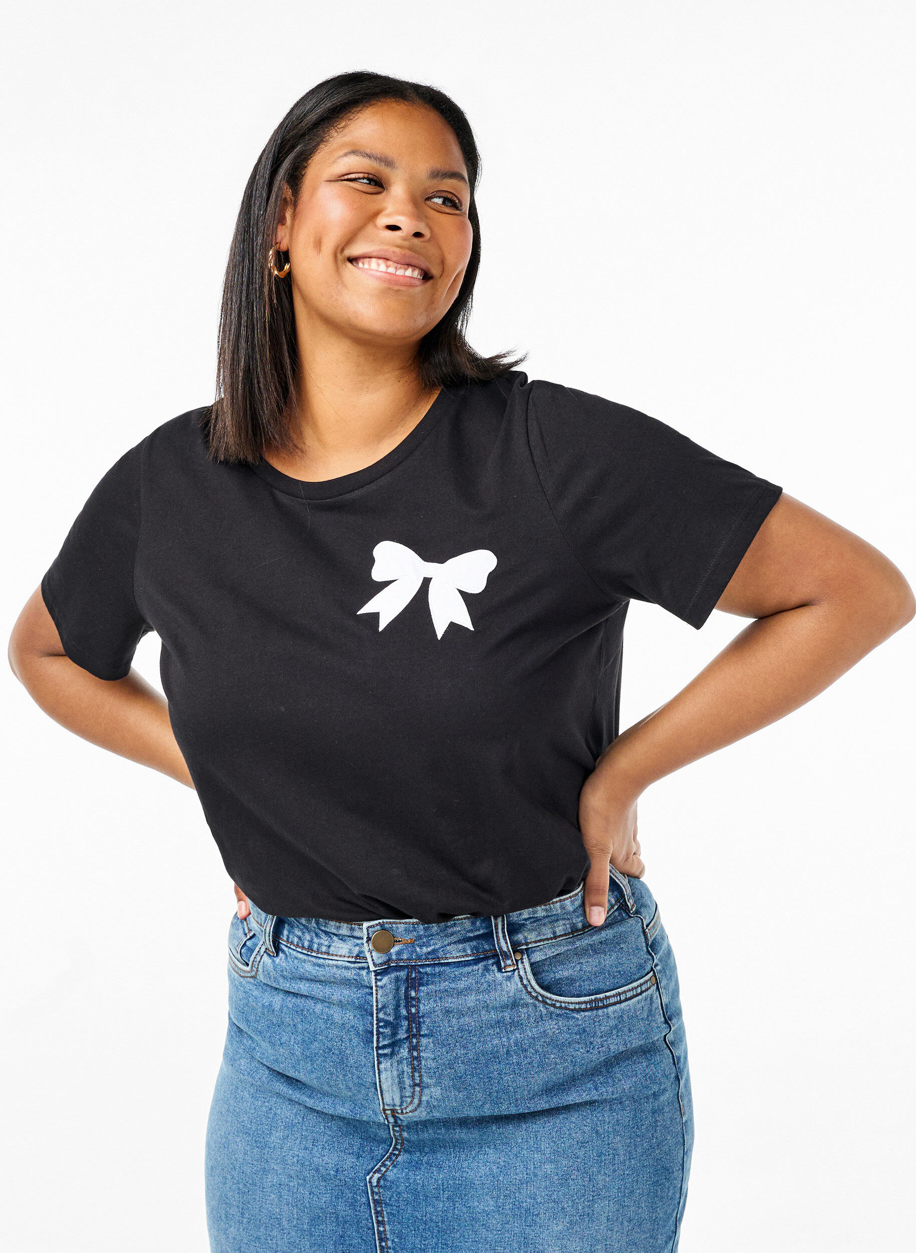 Zizzi T-shirt en coton avec n&oelig;ud papillon, Black W. White, Model image number 0