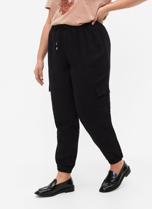 Pantalon ample en viscose avec grandes poches, Black, Model image number 2