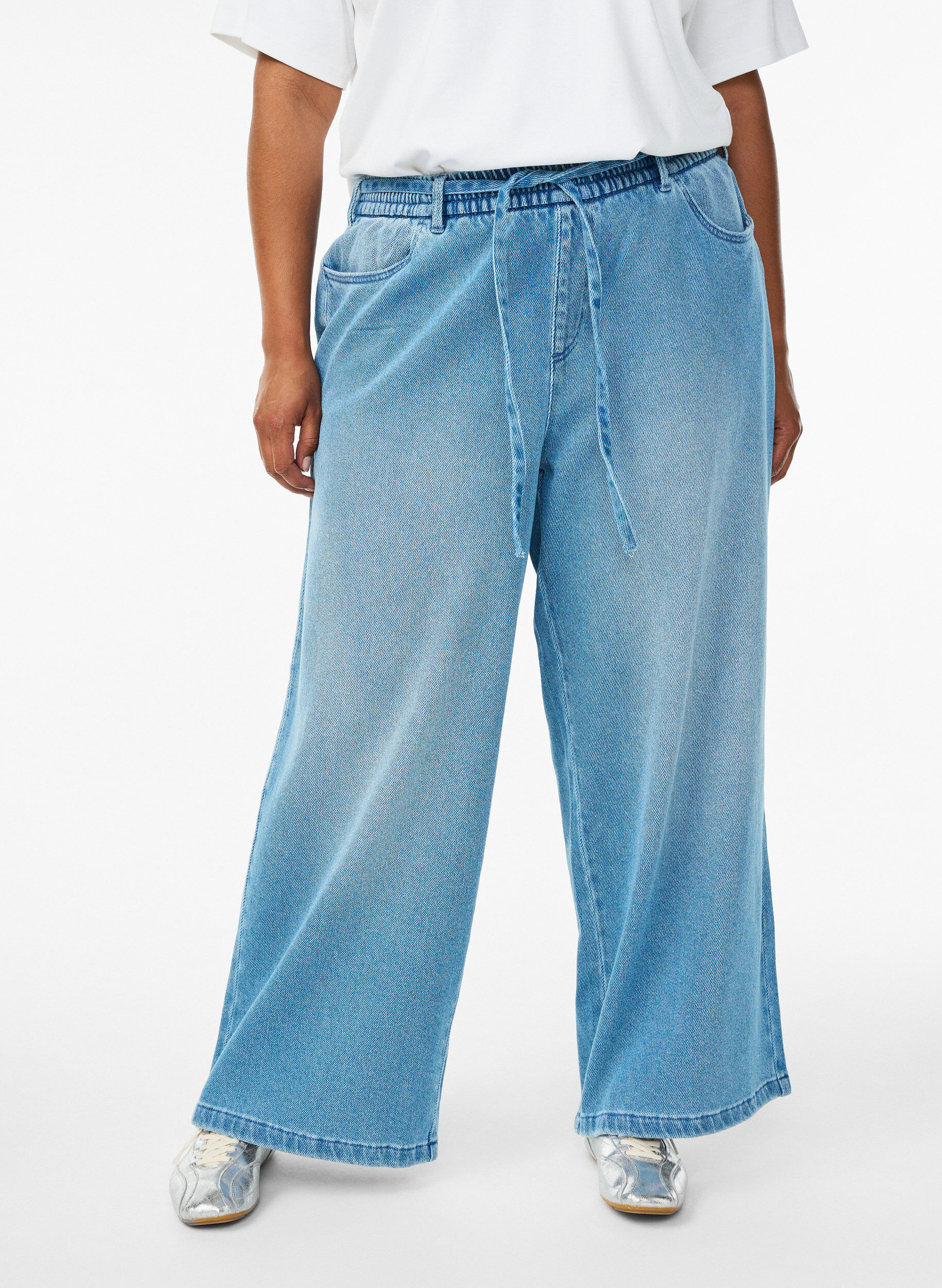 ZizziLosse pasvorm jeans met een elastische tailleband en een trekkoord, Blauw, Model image number 2