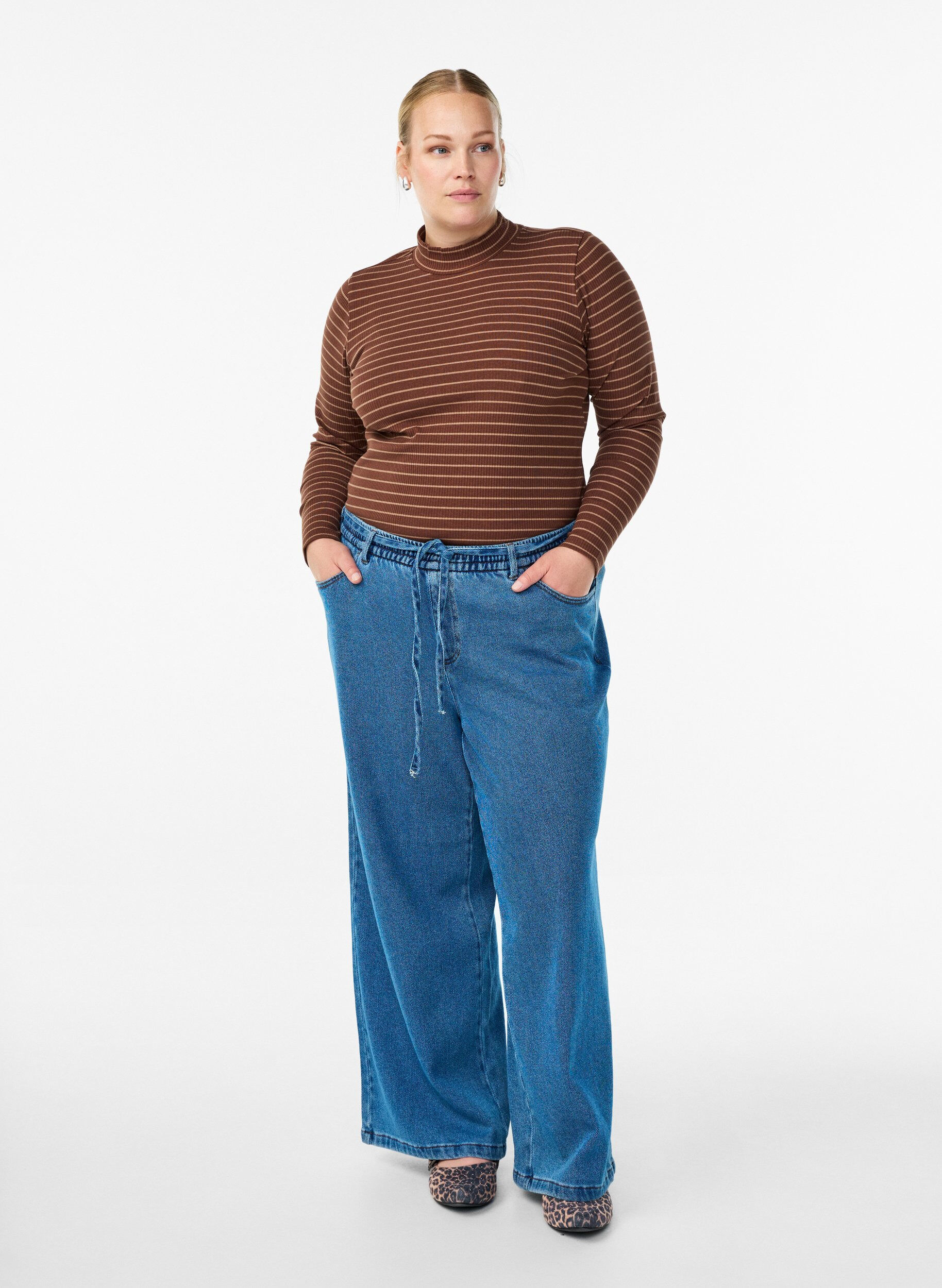 ZizziGeribde gestreepte jersey blouse met een hoge hals, Bruin, Model image number 1